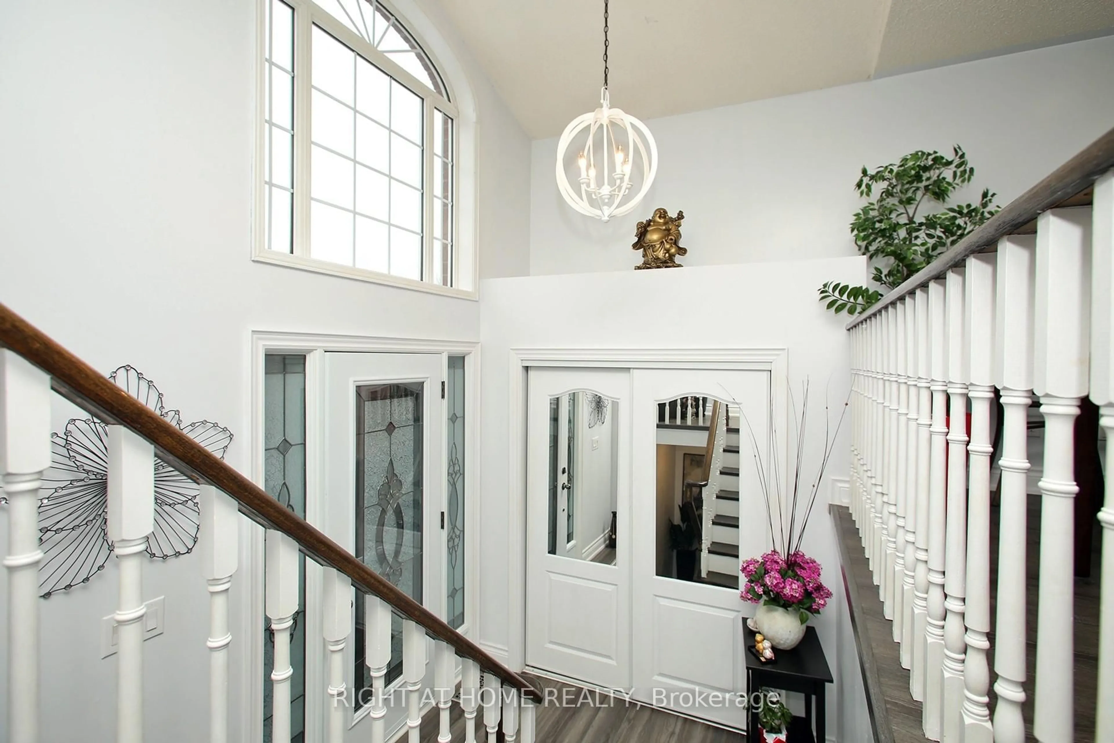 Indoor foyer for 28 West Side Dr, Clarington Ontario L1C 4Y8