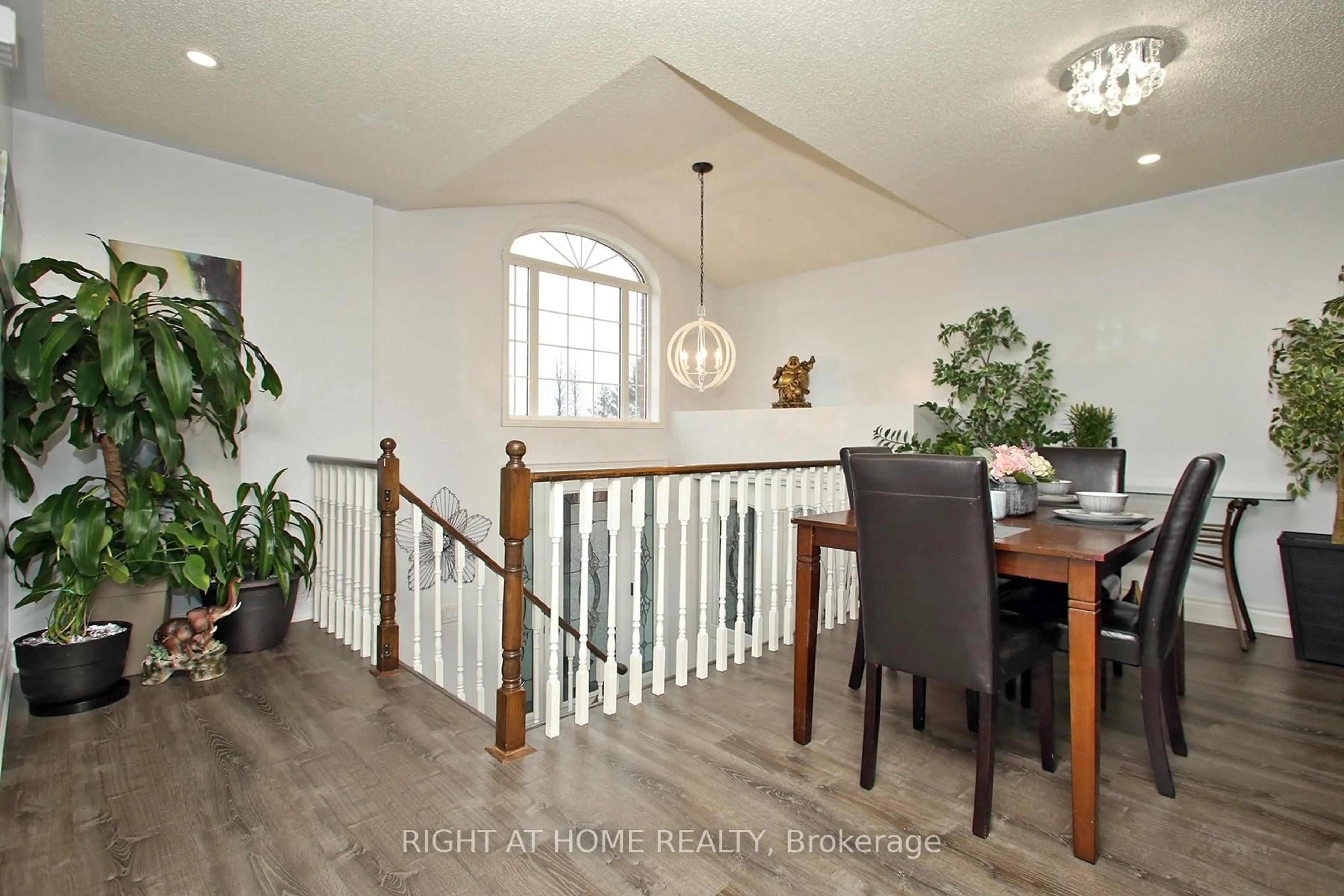 Dining room, wood/laminate floor for 28 West Side Dr, Clarington Ontario L1C 4Y8