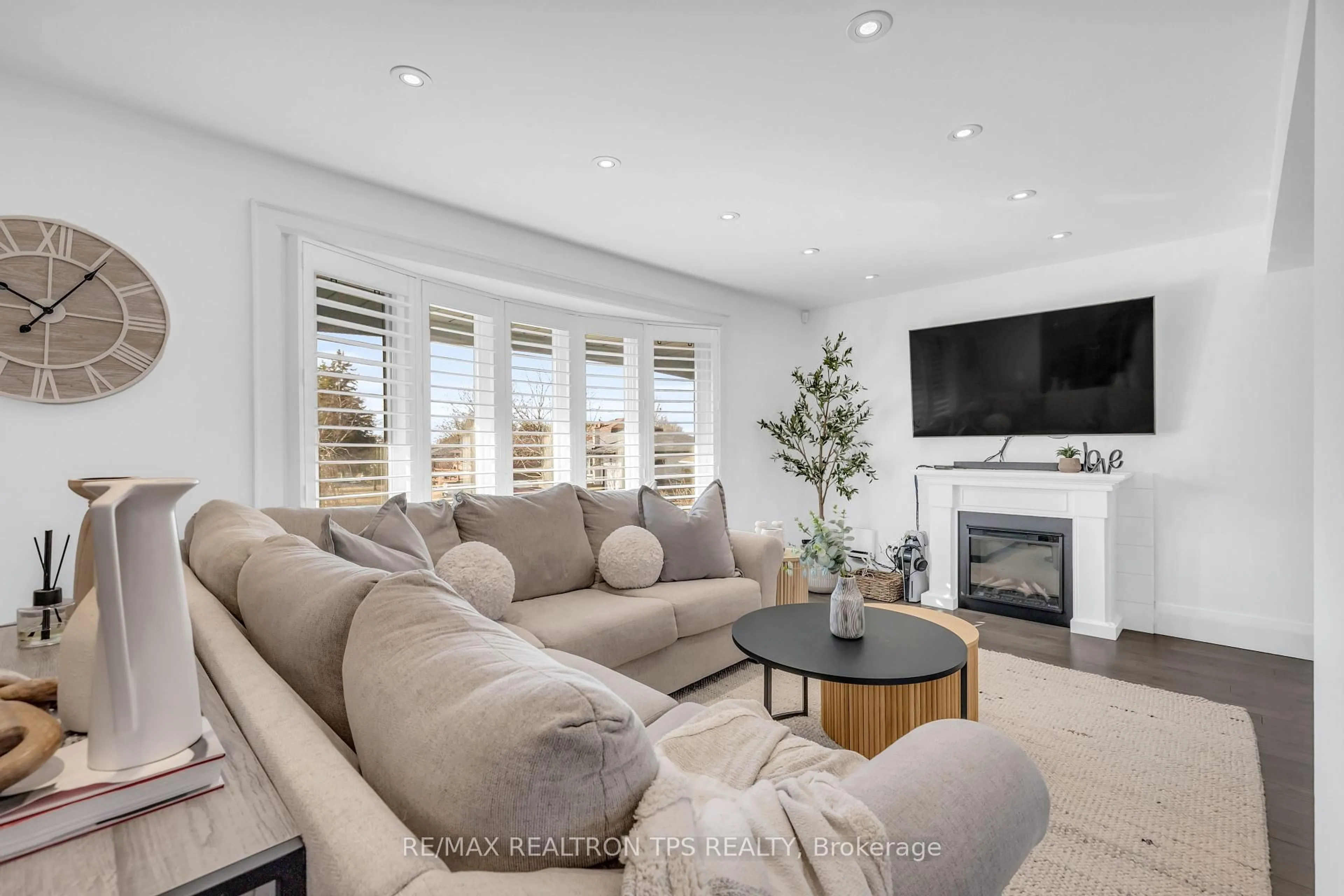 Living room with furniture, unknown for 58 Oriole Crt, Oshawa Ontario L1H 6Y5