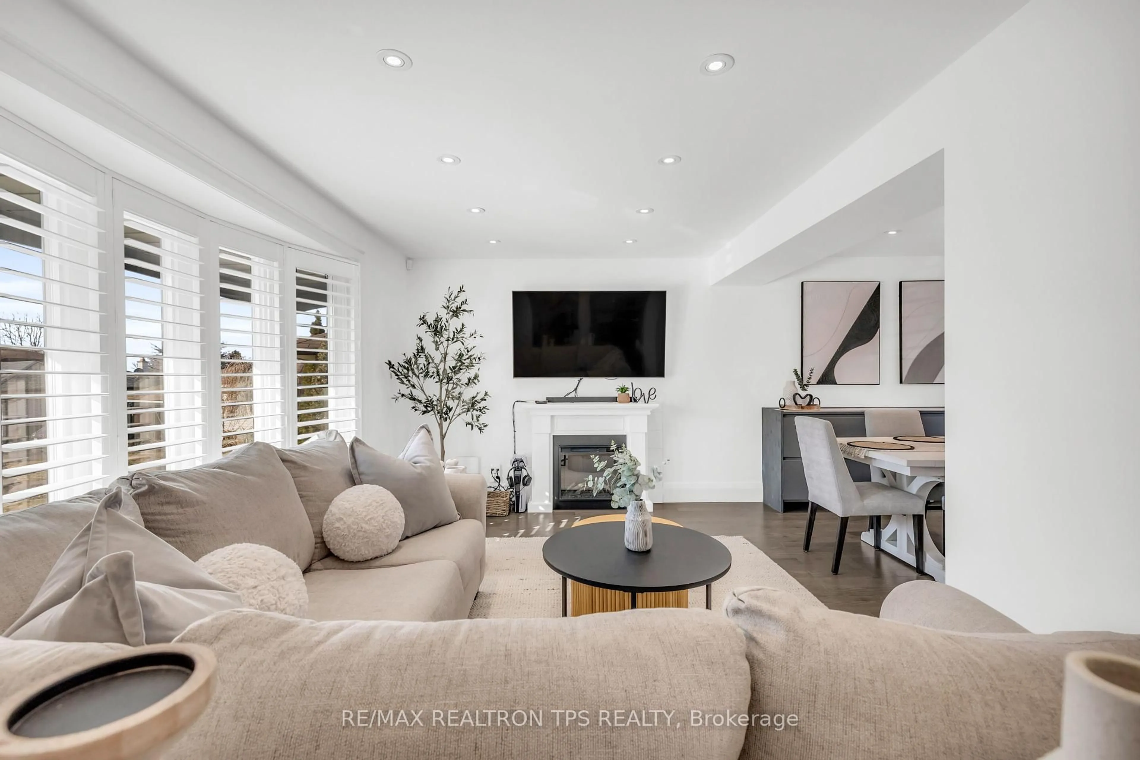 Living room with furniture, unknown for 58 Oriole Crt, Oshawa Ontario L1H 6Y5