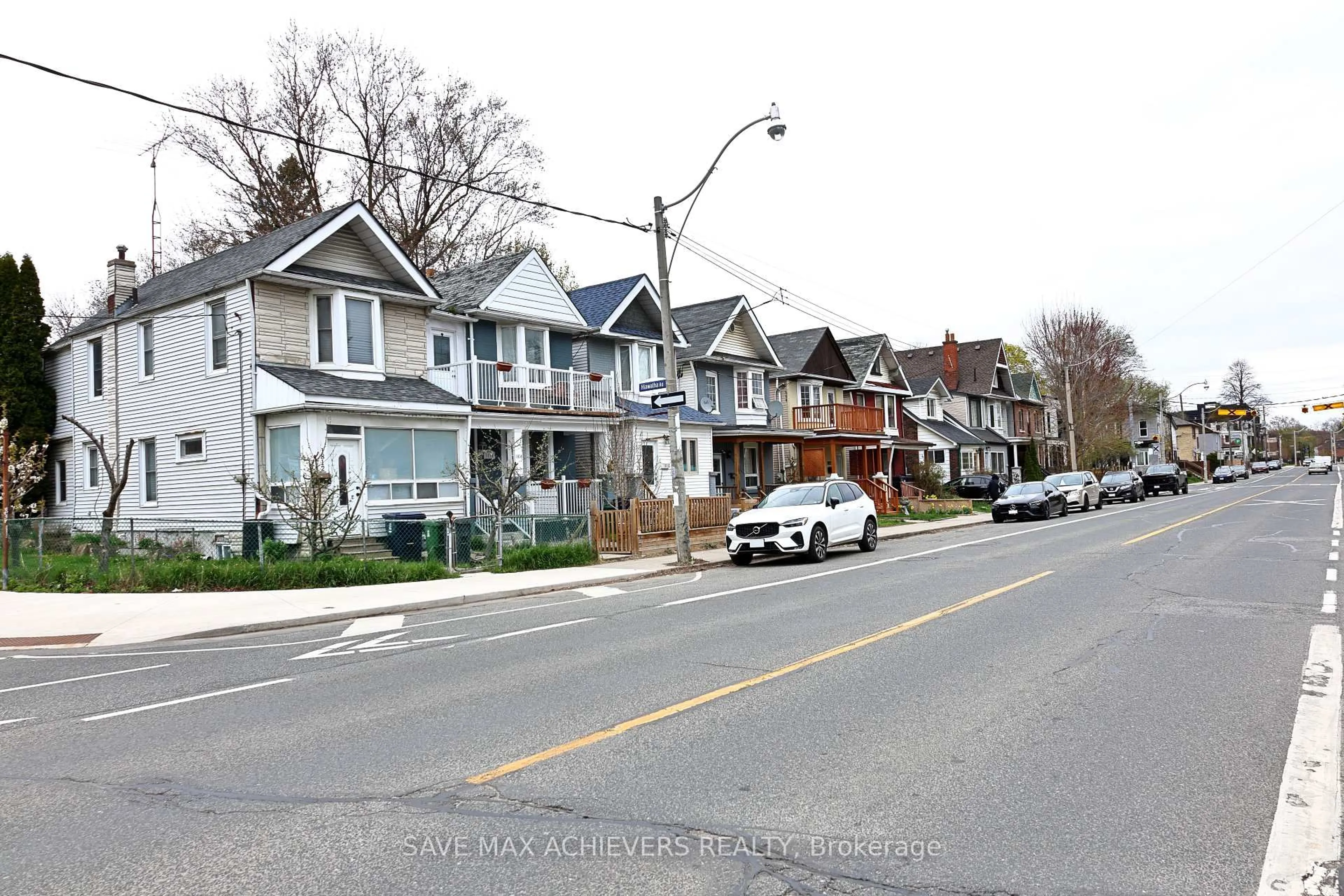 Blurry image for 1820 Dundas St, Toronto Ontario M4L 1M5