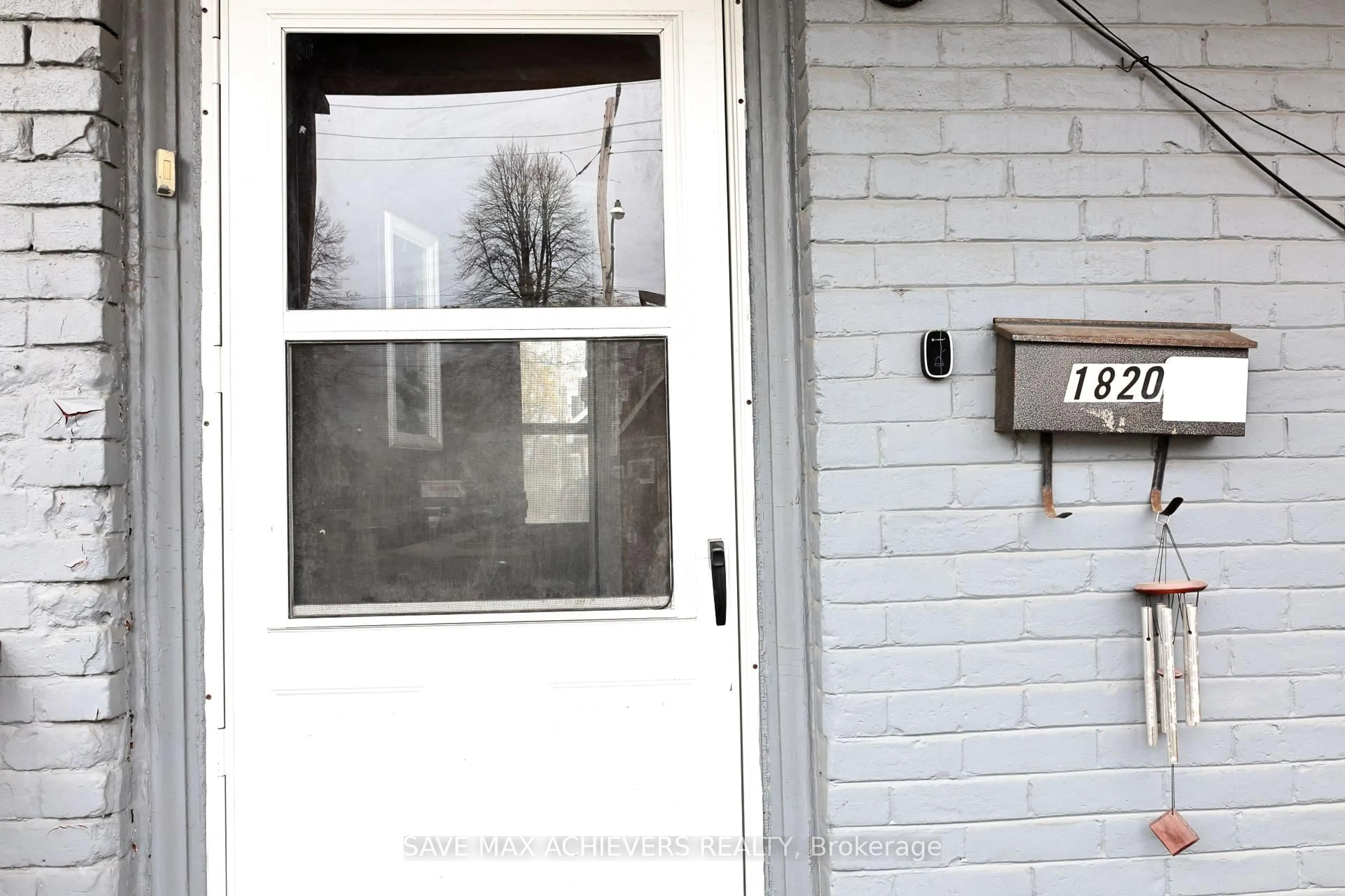 Indoor entryway for 1820 Dundas St, Toronto Ontario M4L 1M5