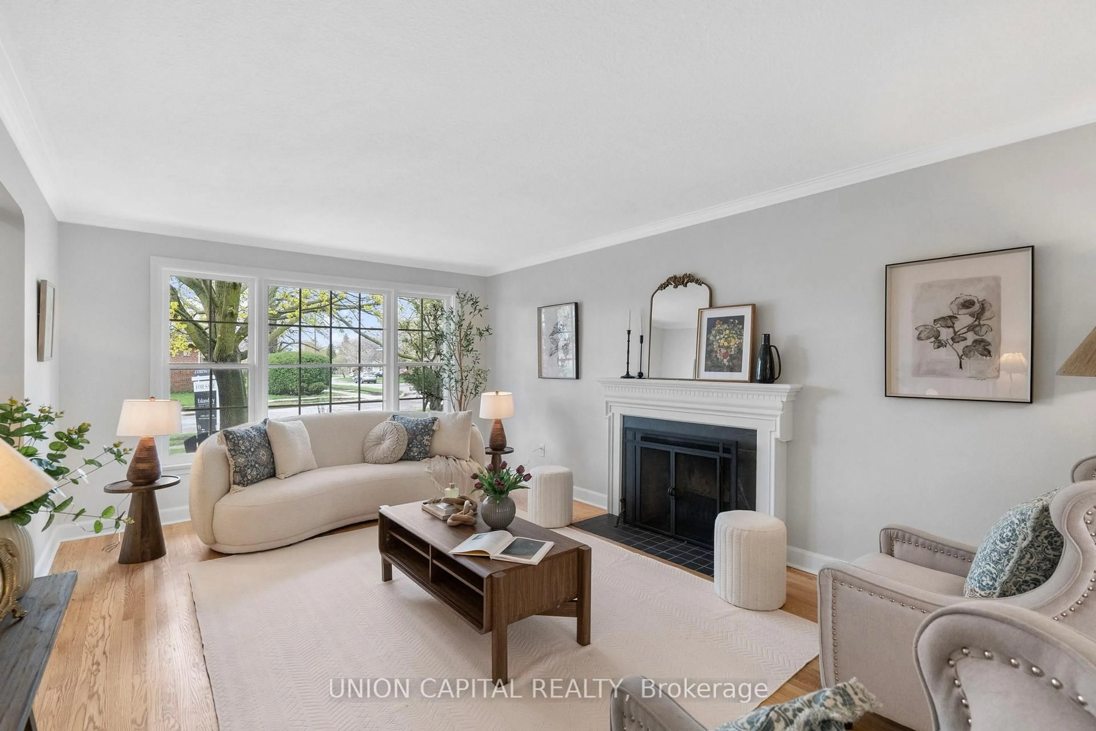 Living room with furniture, unknown for 9 Cathedral Bluffs Dr, Toronto Ontario M1M 2T6