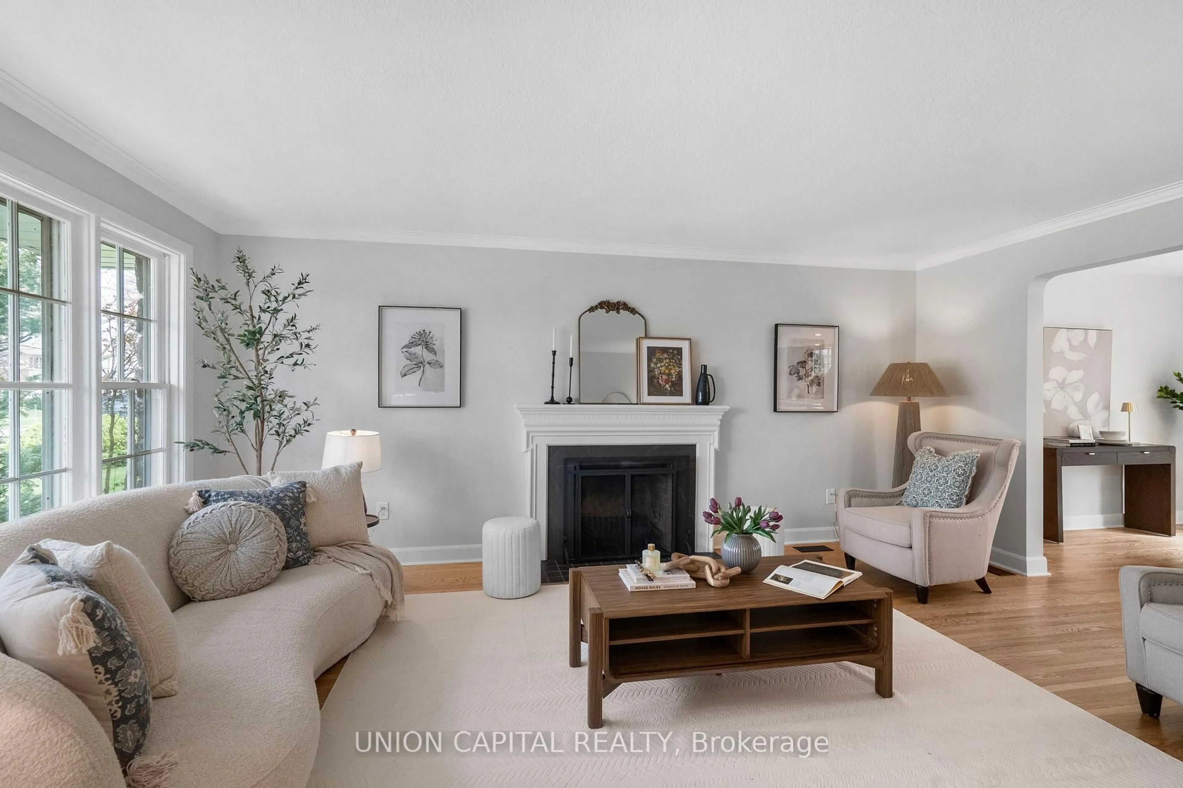 Living room with furniture, unknown for 9 Cathedral Bluffs Dr, Toronto Ontario M1M 2T6