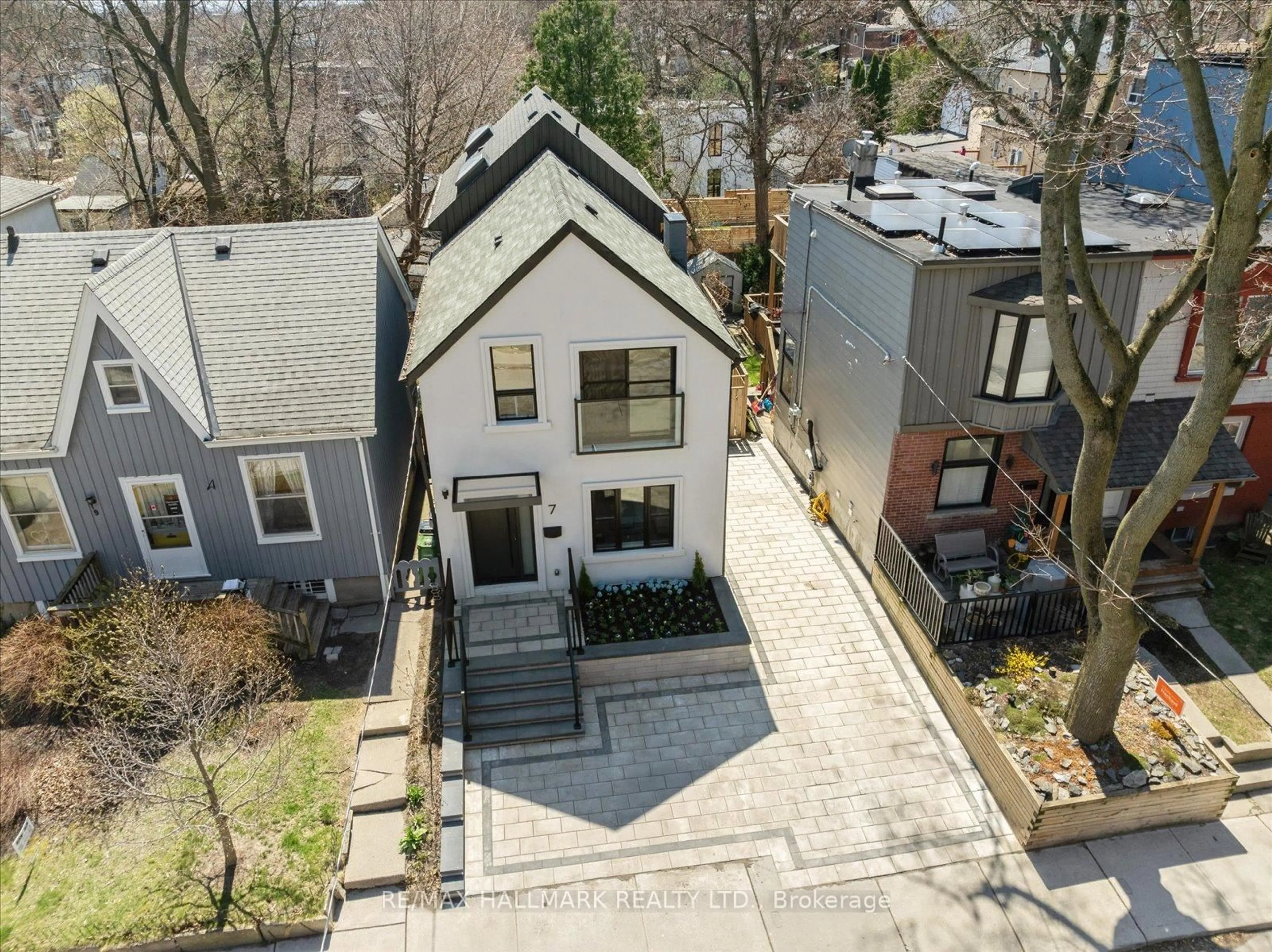 A pic from outside/outdoor area/front of a property/back of a property/a pic from drone, street for 7 Ivy Ave, Toronto Ontario M4L 2H6
