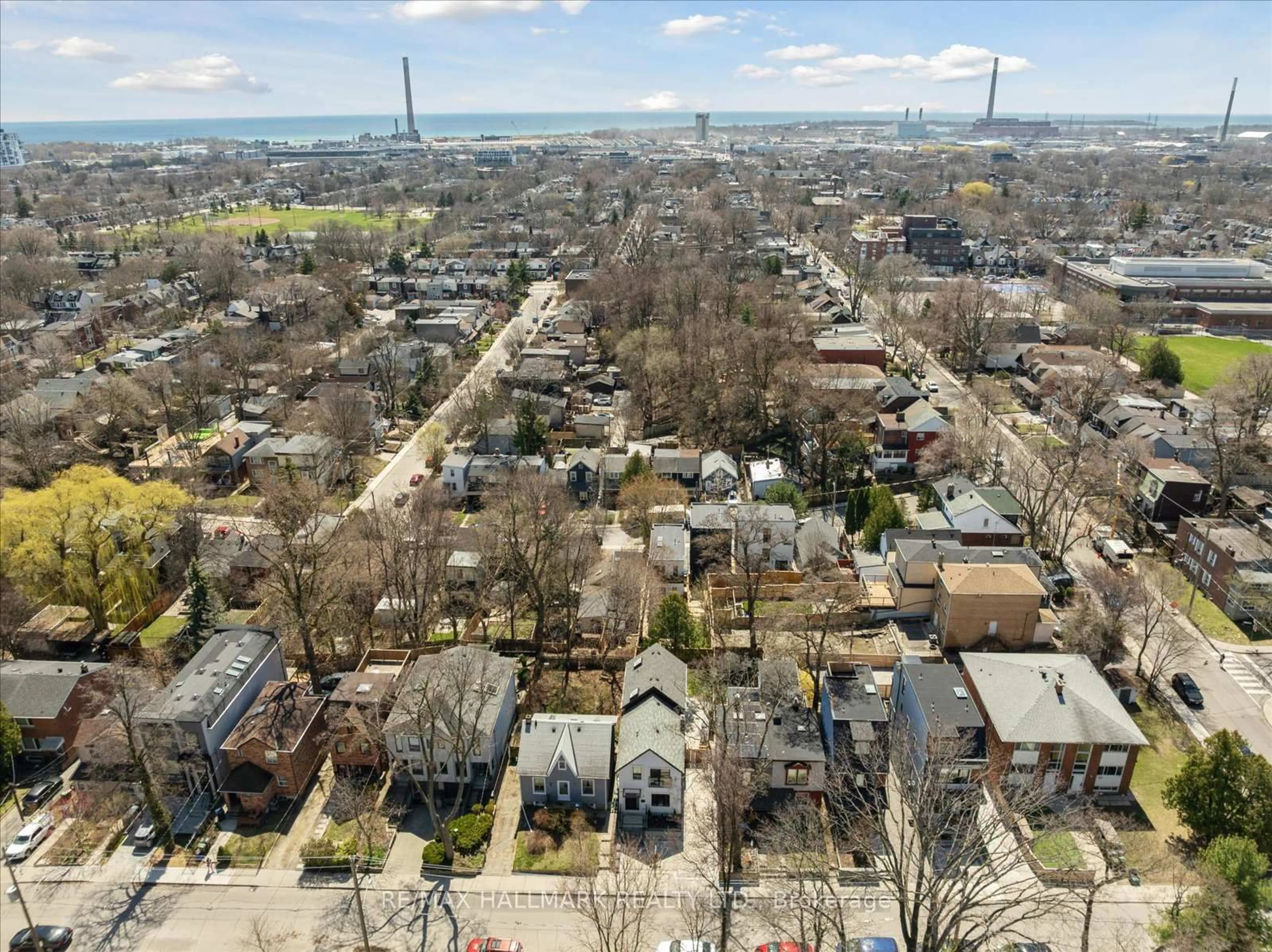 A pic from outside/outdoor area/front of a property/back of a property/a pic from drone, city buildings view from balcony for 7 Ivy Ave, Toronto Ontario M4L 2H6