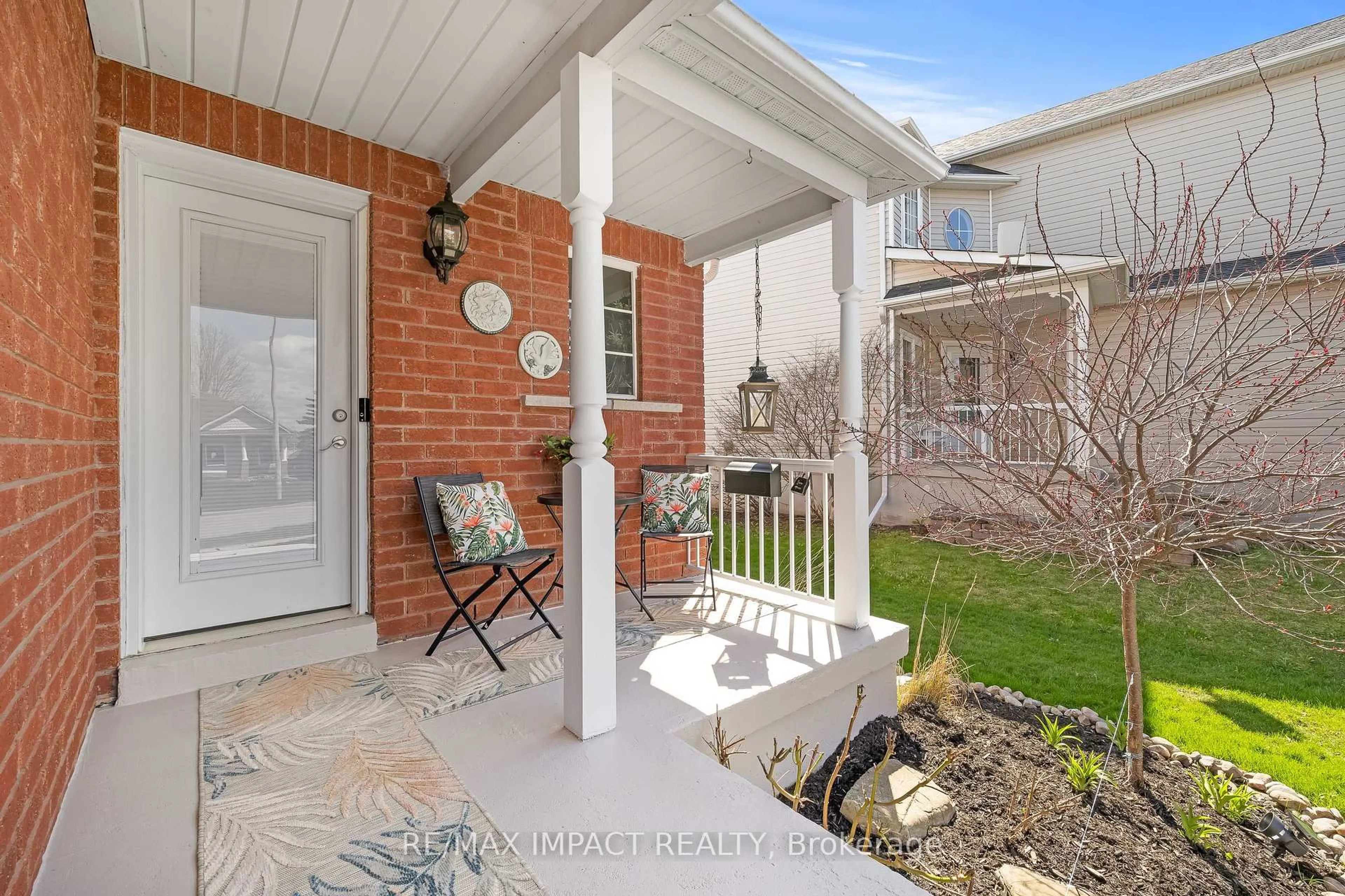 Indoor entryway for 18 Steinway Dr, Scugog Ontario L9L 1V2
