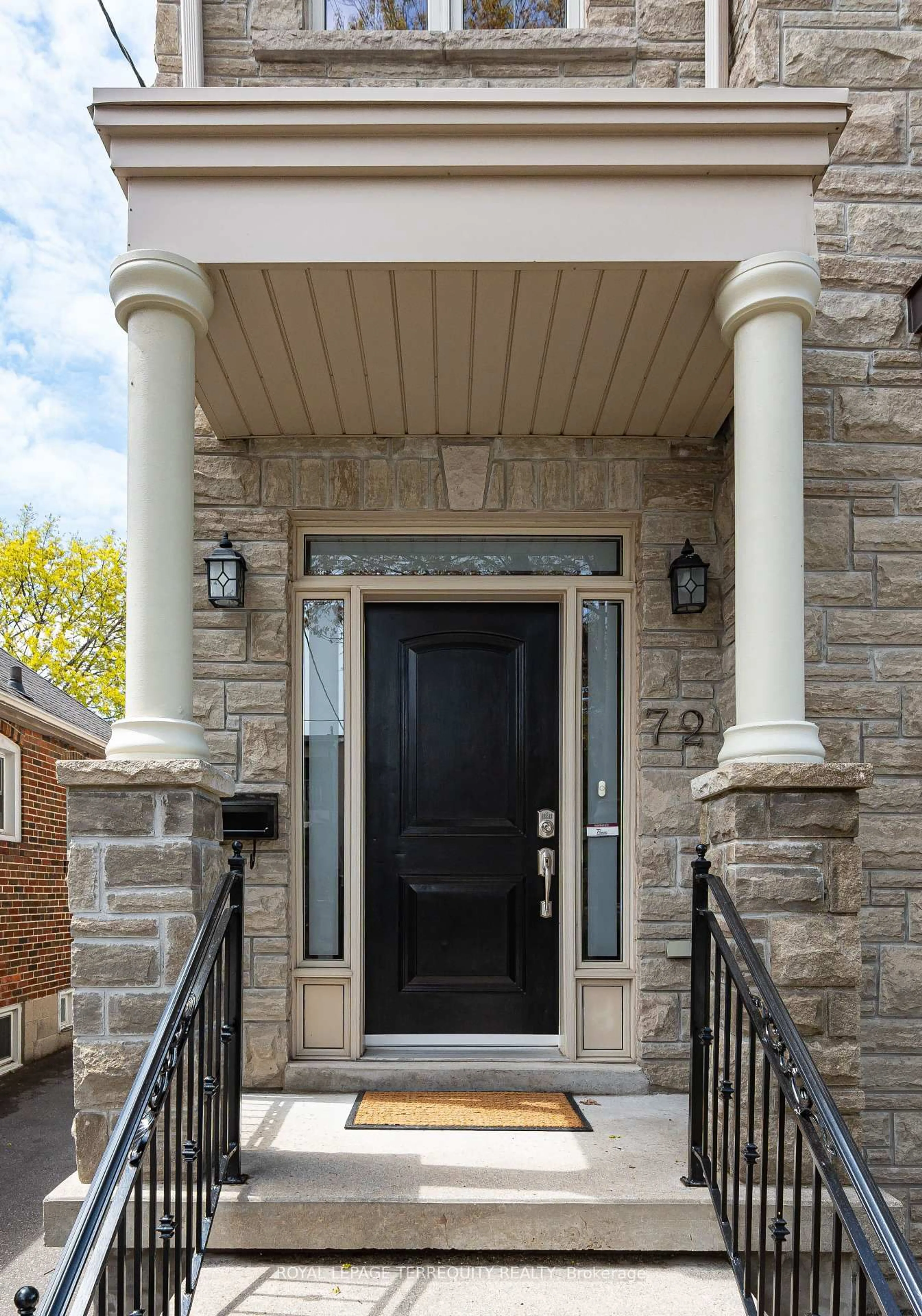 Indoor entryway for 72 Northbrook Rd, Toronto Ontario M4J 4G3