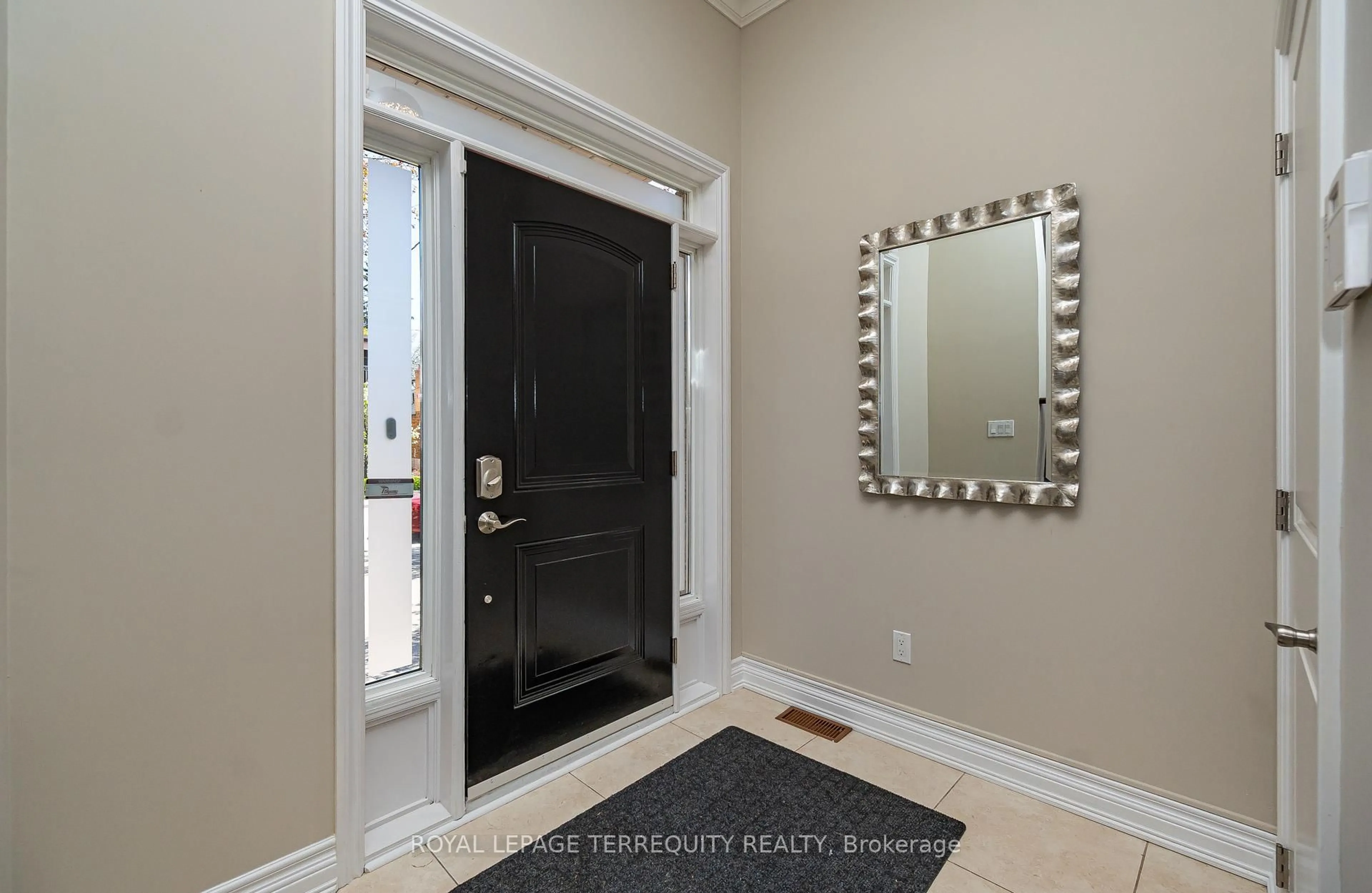 Indoor entryway for 72 Northbrook Rd, Toronto Ontario M4J 4G3