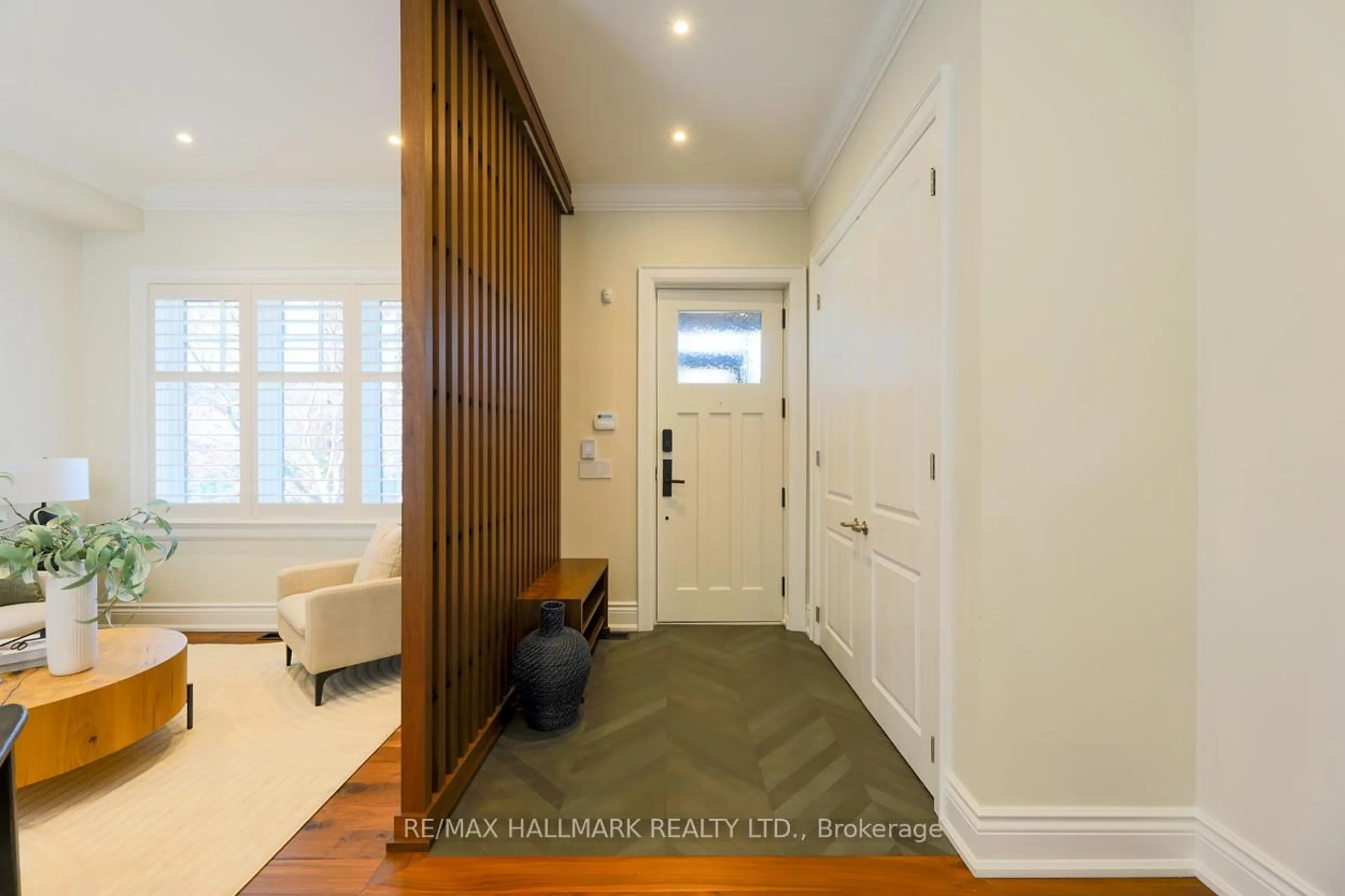 Indoor entryway for 69 Hillside Dr, Toronto Ontario M4K 2M5