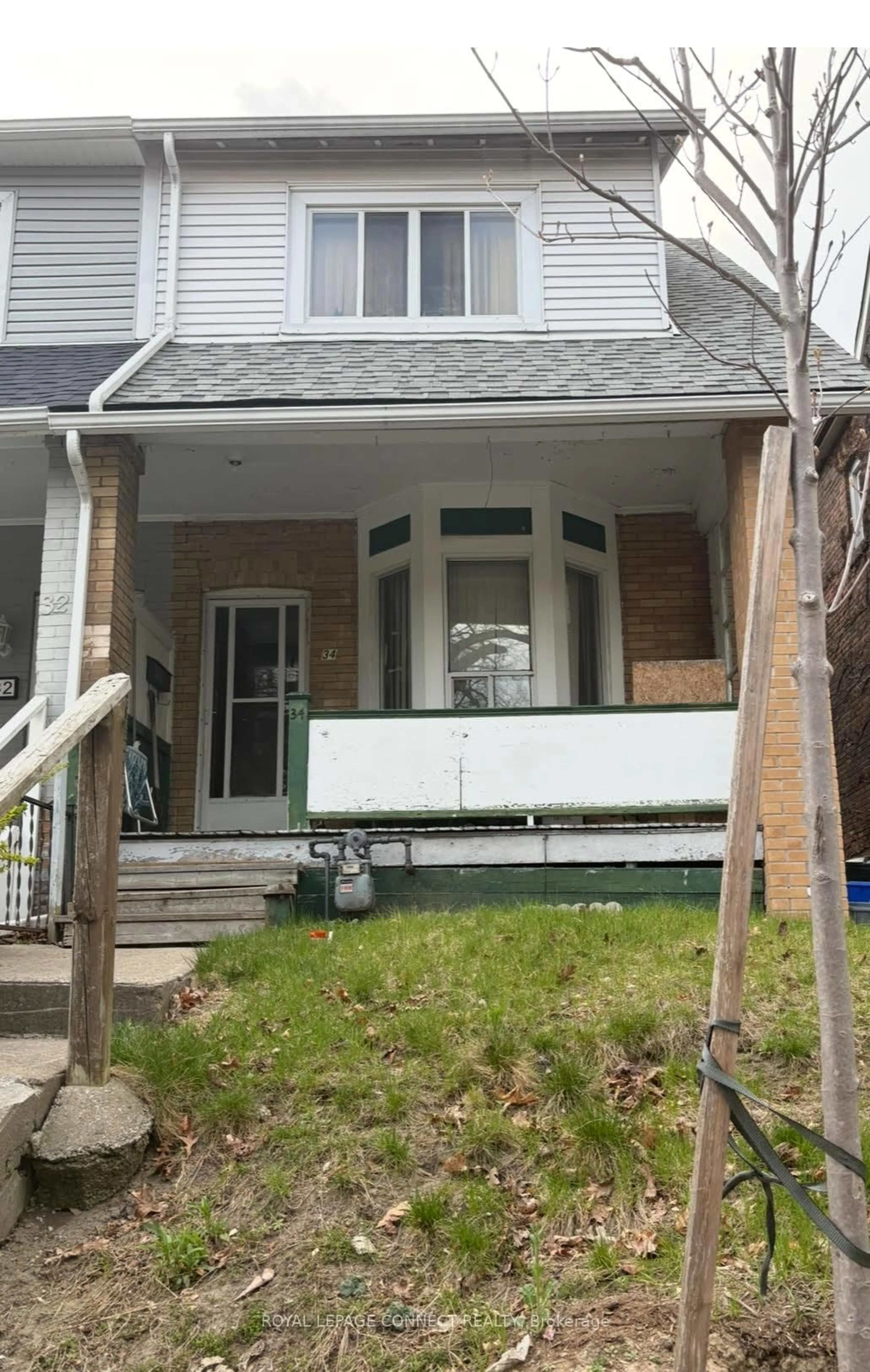 Home with vinyl exterior material, street for 34 Kingsmount Pk Rd, Toronto Ontario M4L 3L1