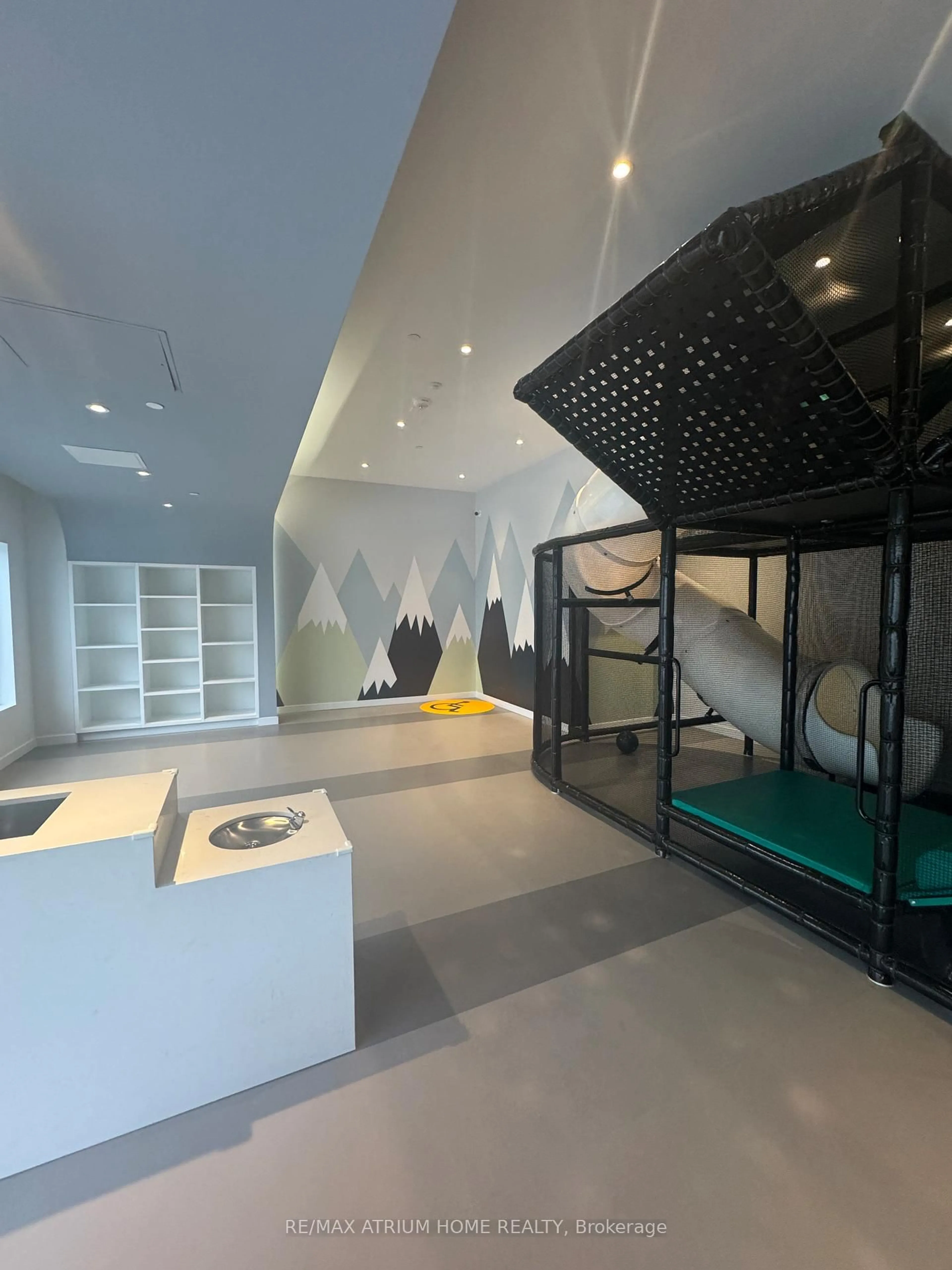 Indoor foyer for 2031 Kennedy Rd #1915, Toronto Ontario M1T 0B8