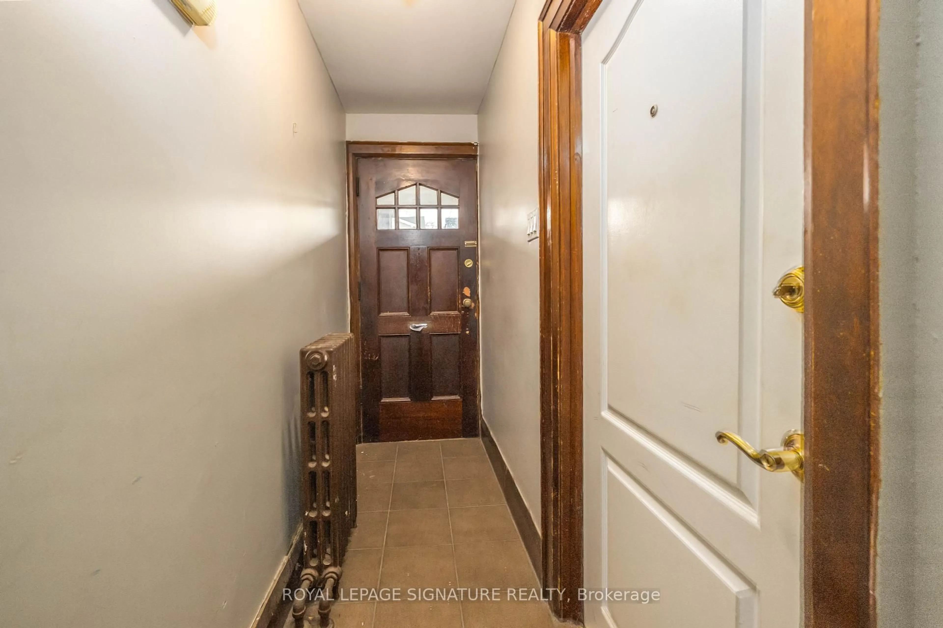 Indoor entryway for 38 Bonnie Brae Blvd, Toronto Ontario M4J 4N2