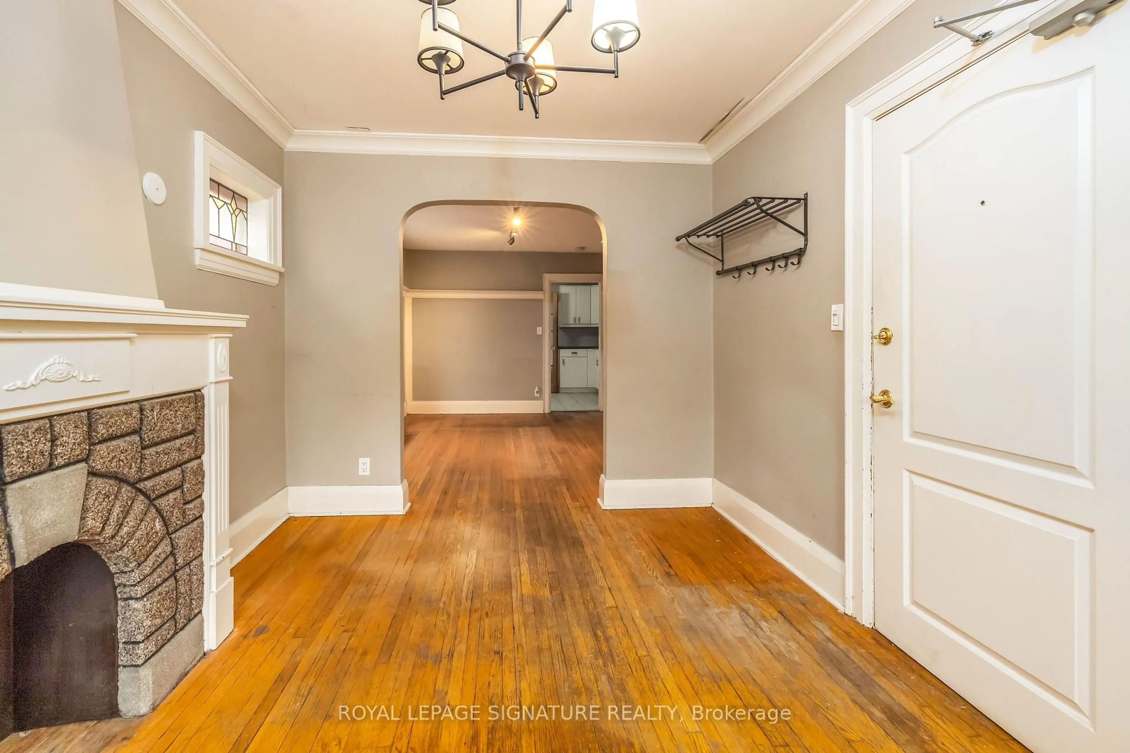 Indoor entryway for 38 Bonnie Brae Blvd, Toronto Ontario M4J 4N2