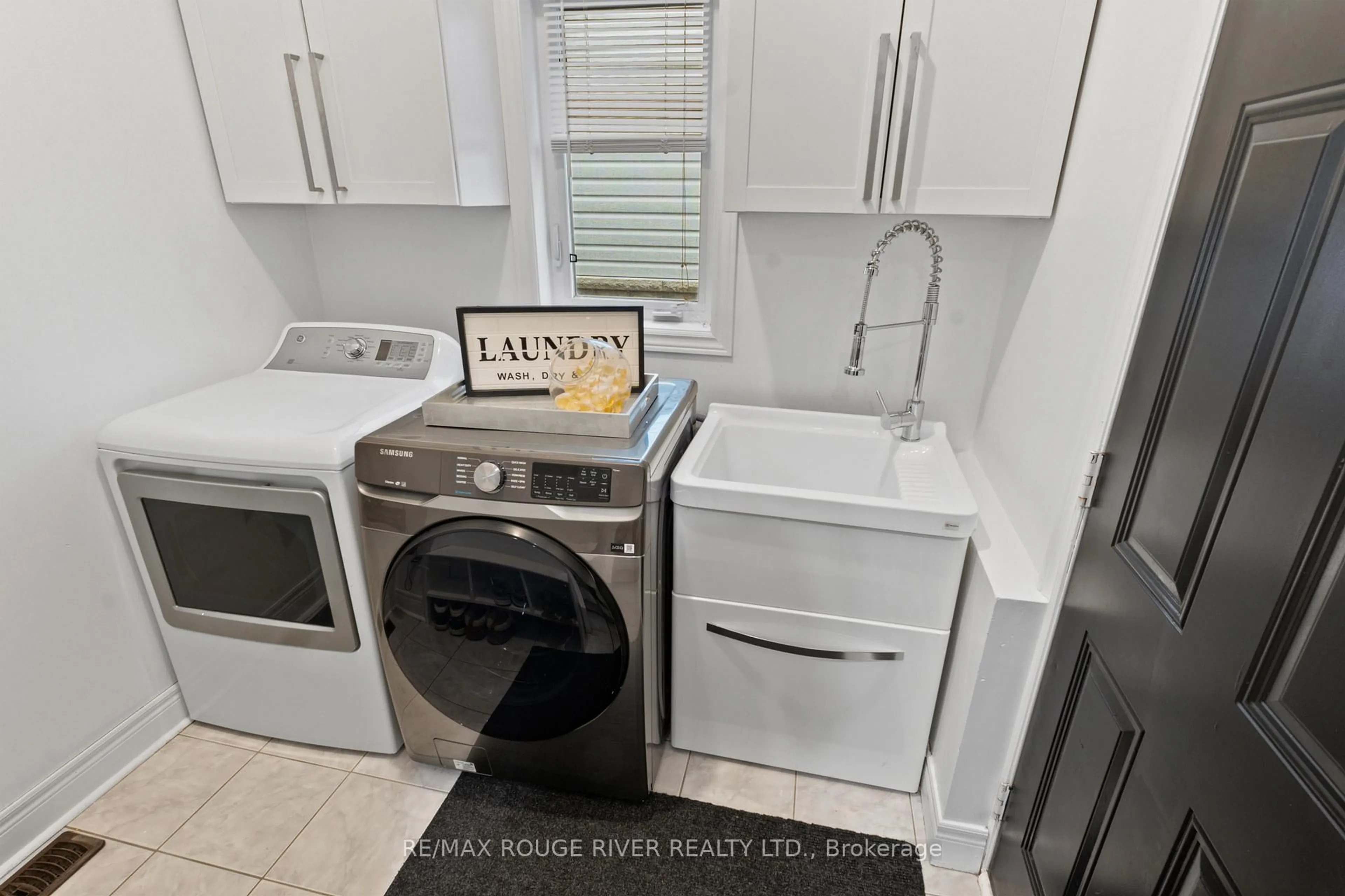 Laundry room for 39 Bathgate Cres, Clarington Ontario L1E 0B3