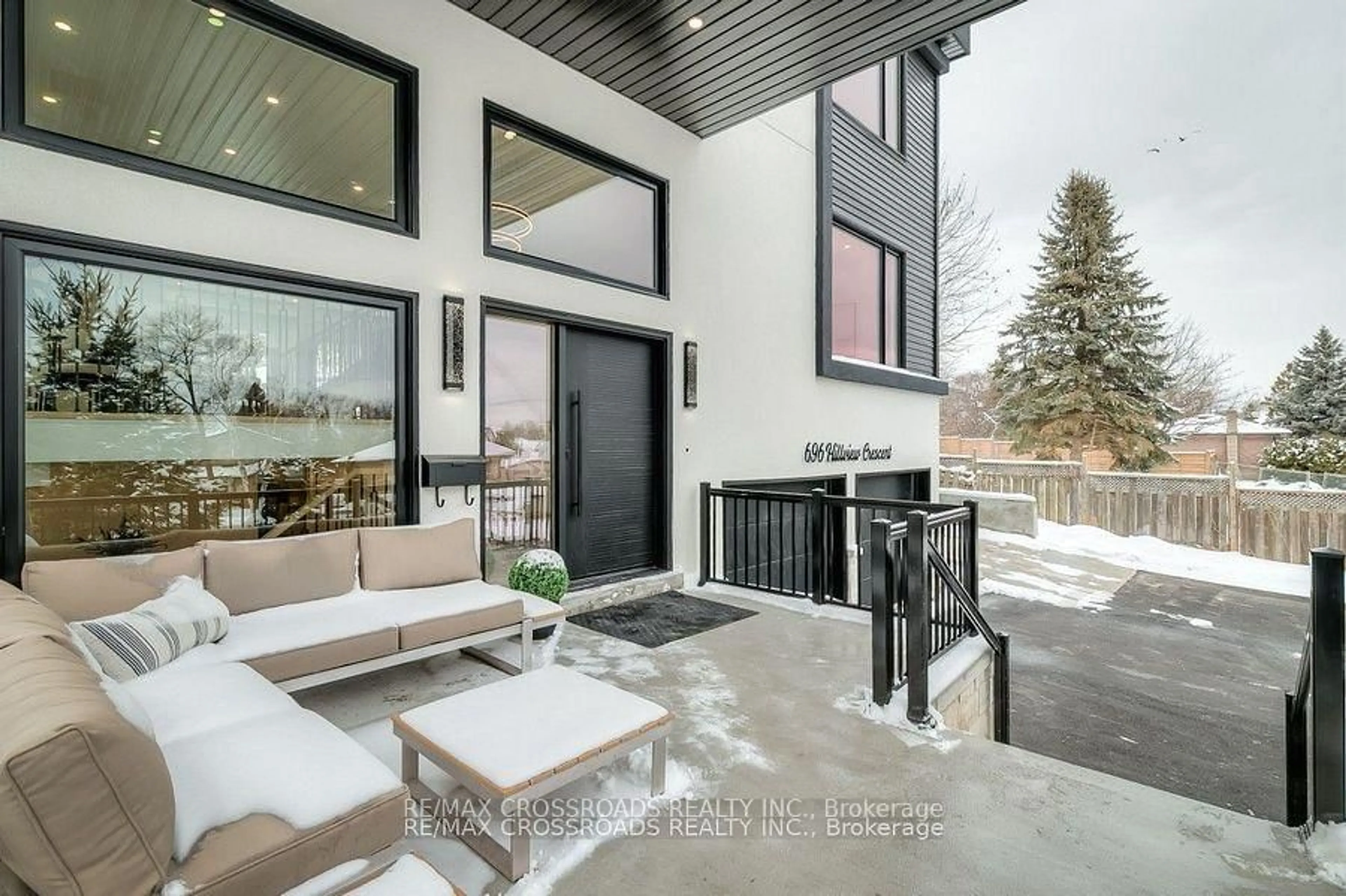 Patio, street for 696 Hillview Cres, Pickering Ontario L1W 2R7