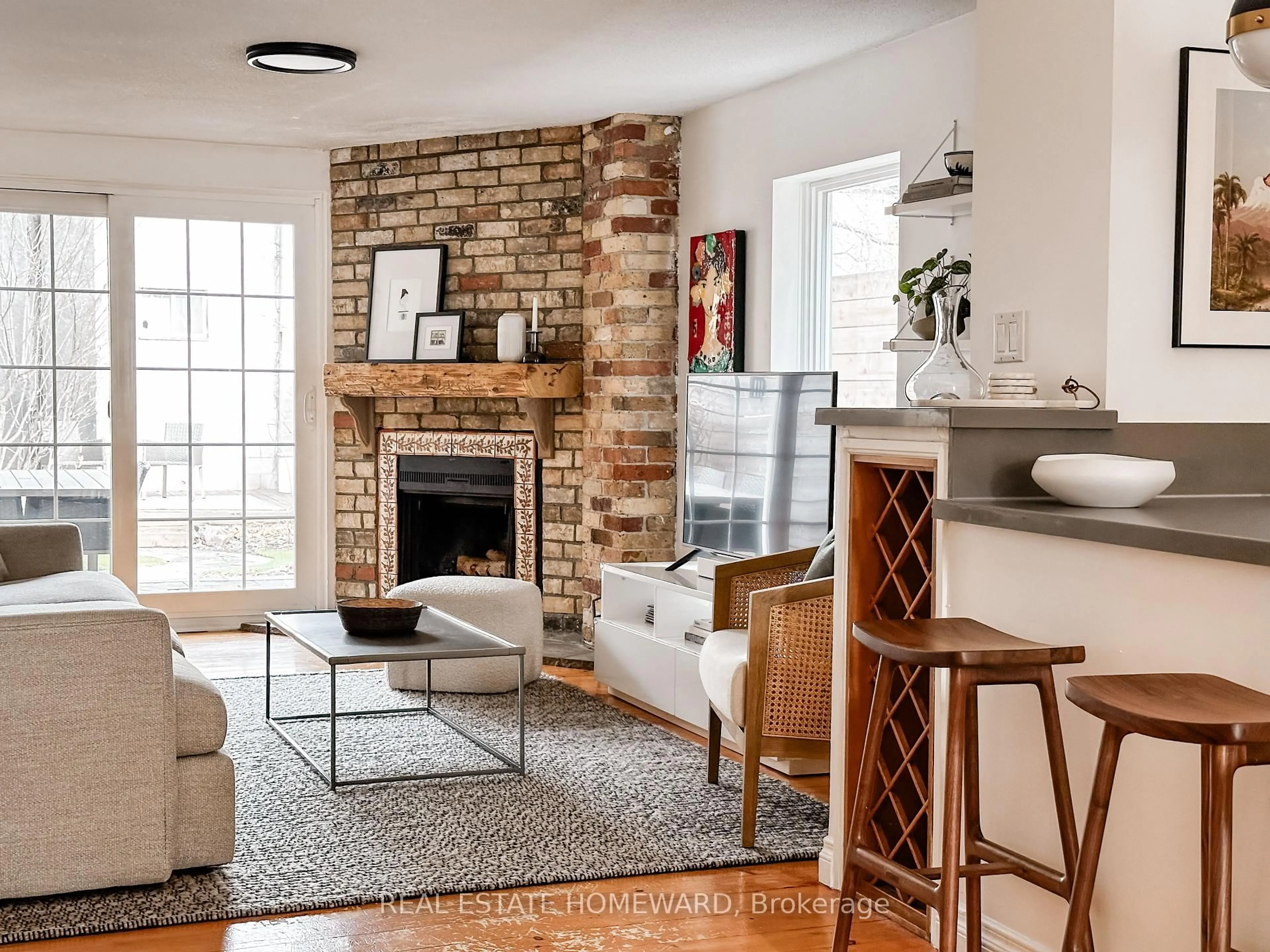 Living room with furniture, unknown for 211 Hamilton St, Toronto Ontario M4M 2E3
