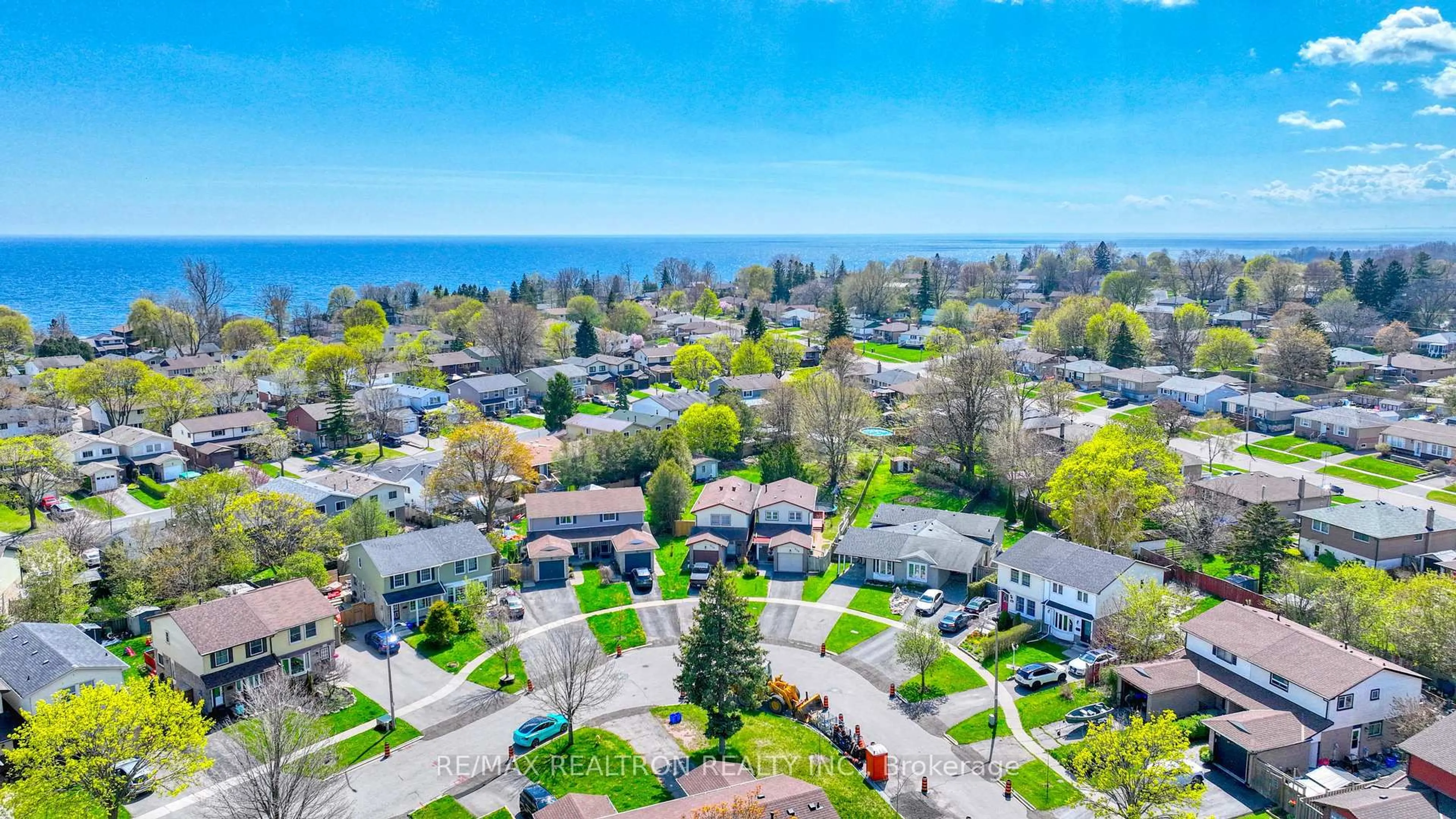 A pic from outside/outdoor area/front of a property/back of a property/a pic from drone, water/lake/river/ocean view for 626 Balsam Cres, Oshawa Ontario L1J 6A2