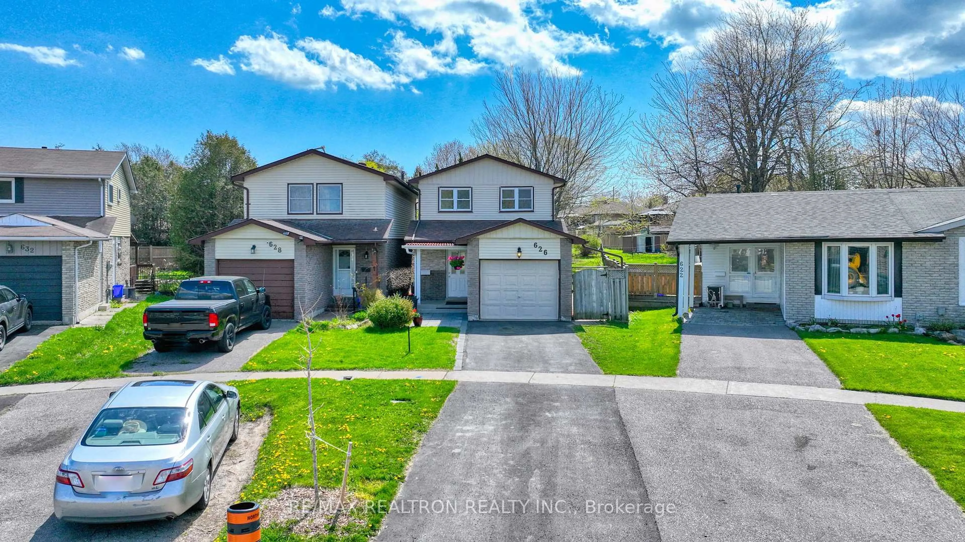 A pic from outside/outdoor area/front of a property/back of a property/a pic from drone, street for 626 Balsam Cres, Oshawa Ontario L1J 6A2