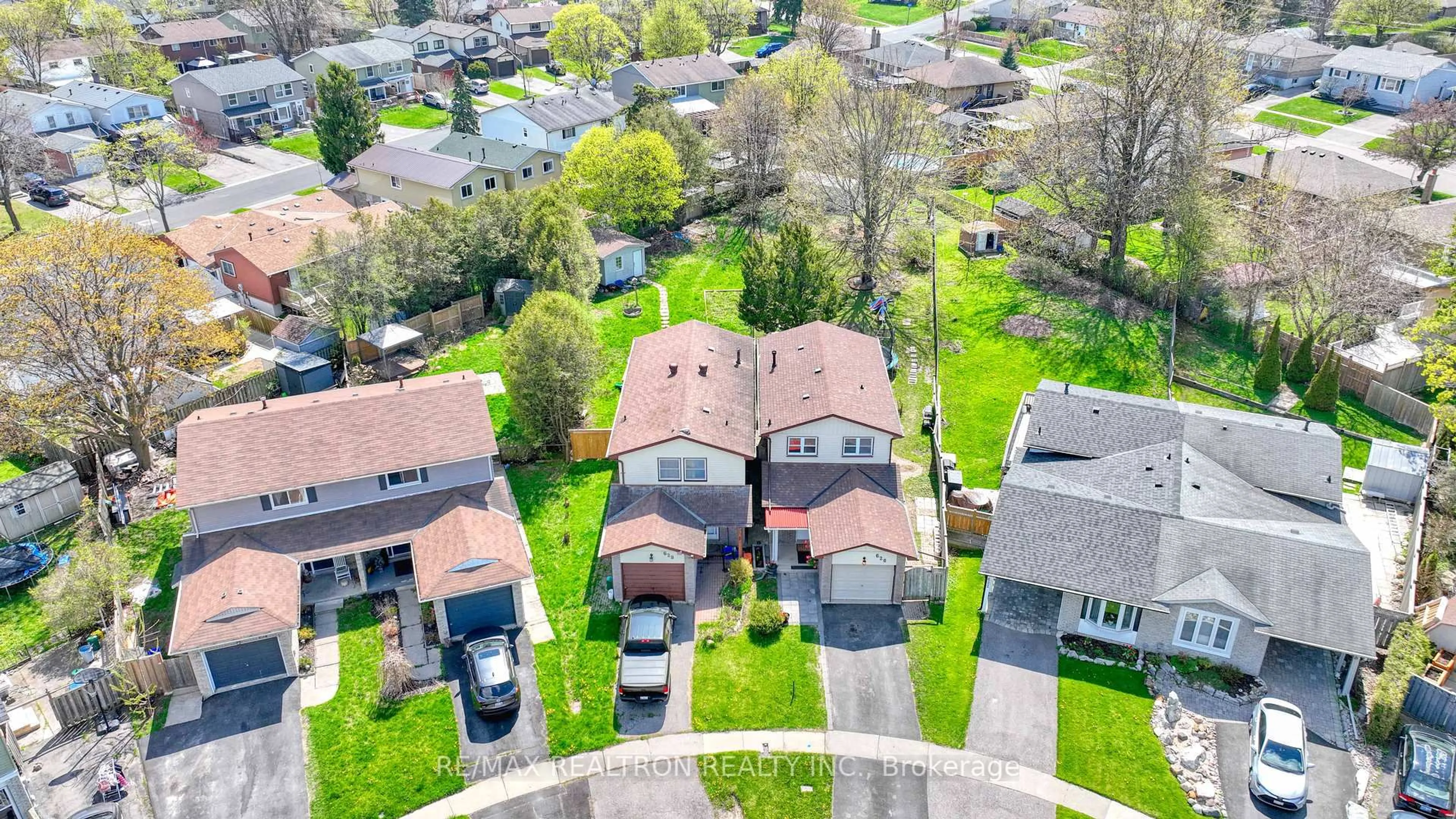 A pic from outside/outdoor area/front of a property/back of a property/a pic from drone, street for 626 Balsam Cres, Oshawa Ontario L1J 6A2