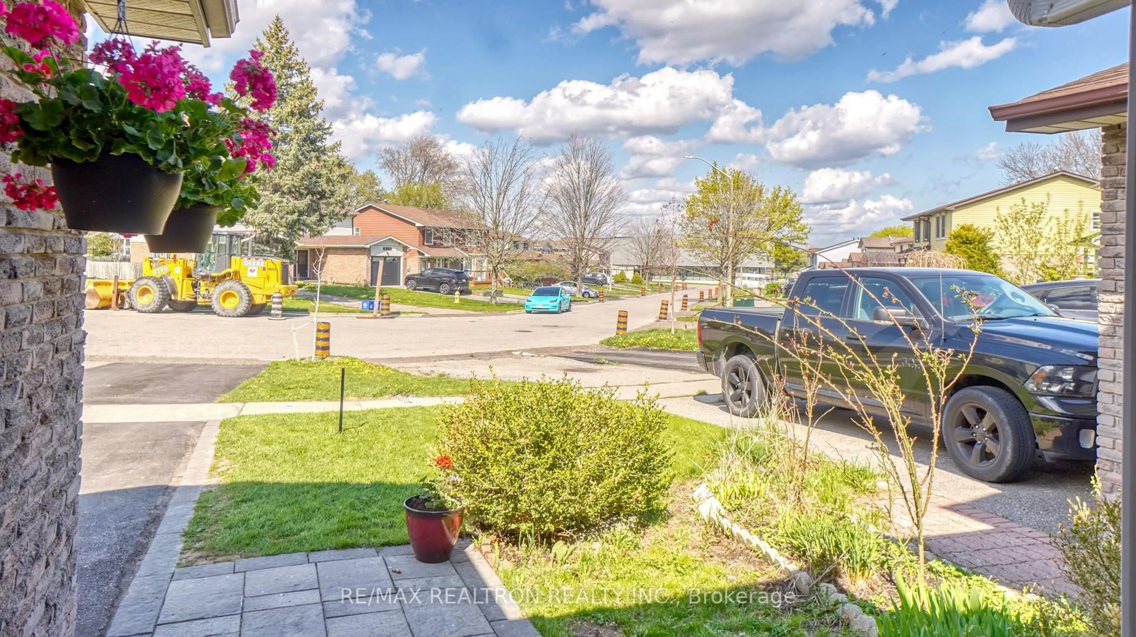 A pic from outside/outdoor area/front of a property/back of a property/a pic from drone, street for 626 Balsam Cres, Oshawa Ontario L1J 6A2