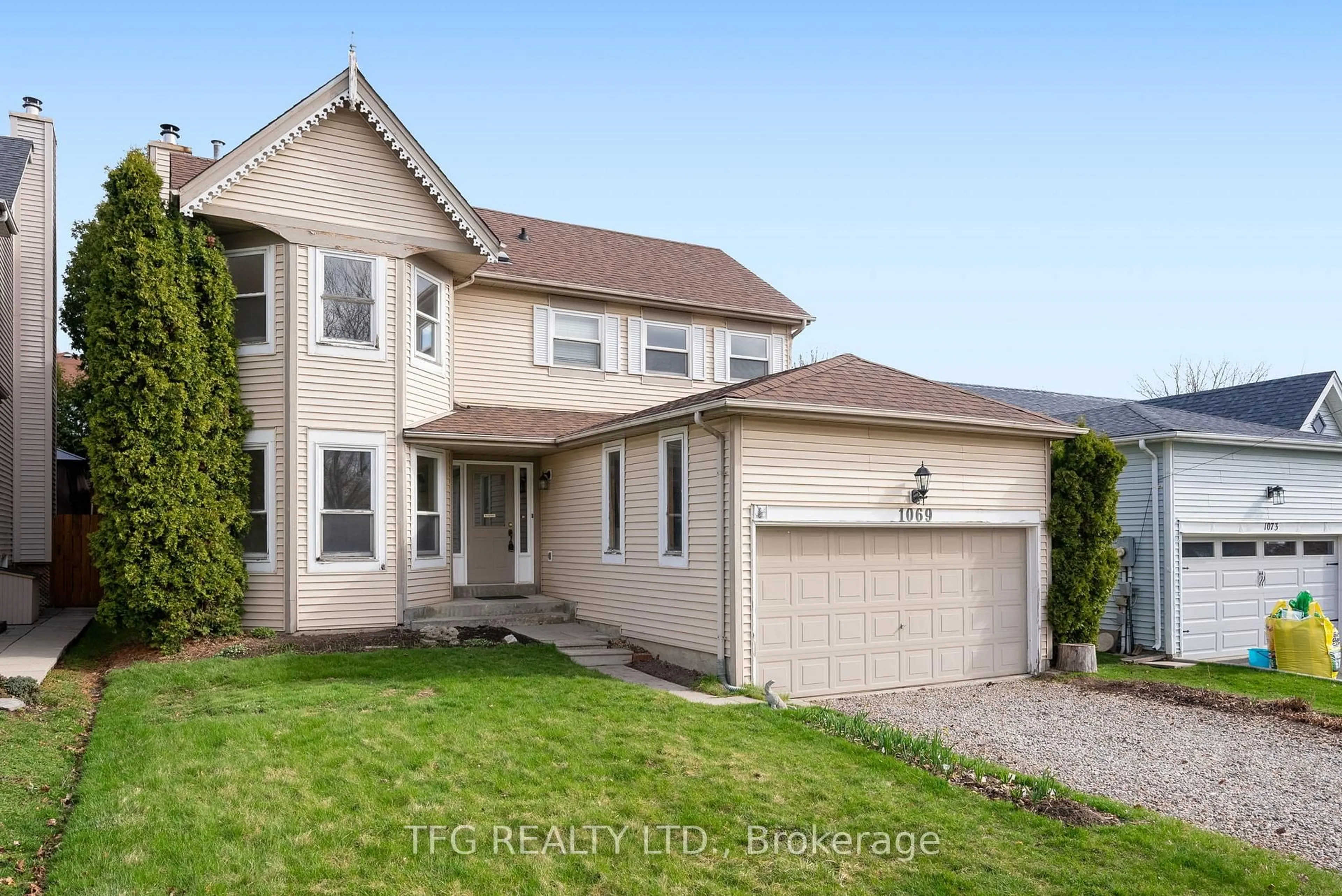 Home with vinyl exterior material, street for 1069 Ripley Cres, Oshawa Ontario L1K 2E6