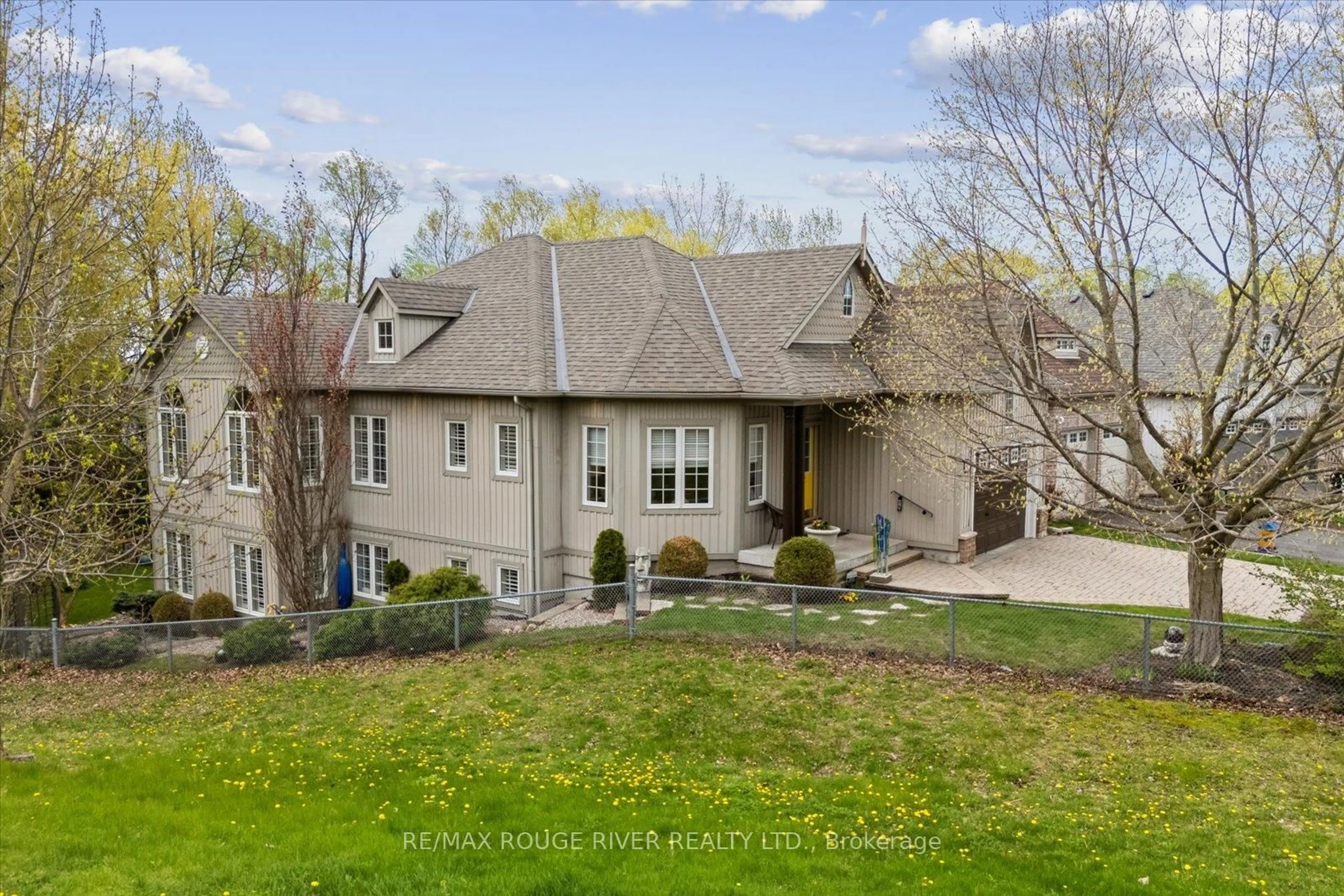 A pic from outside/outdoor area/front of a property/back of a property/a pic from drone, unknown for 839 Greystone Crt, Oshawa Ontario L1K 2V2