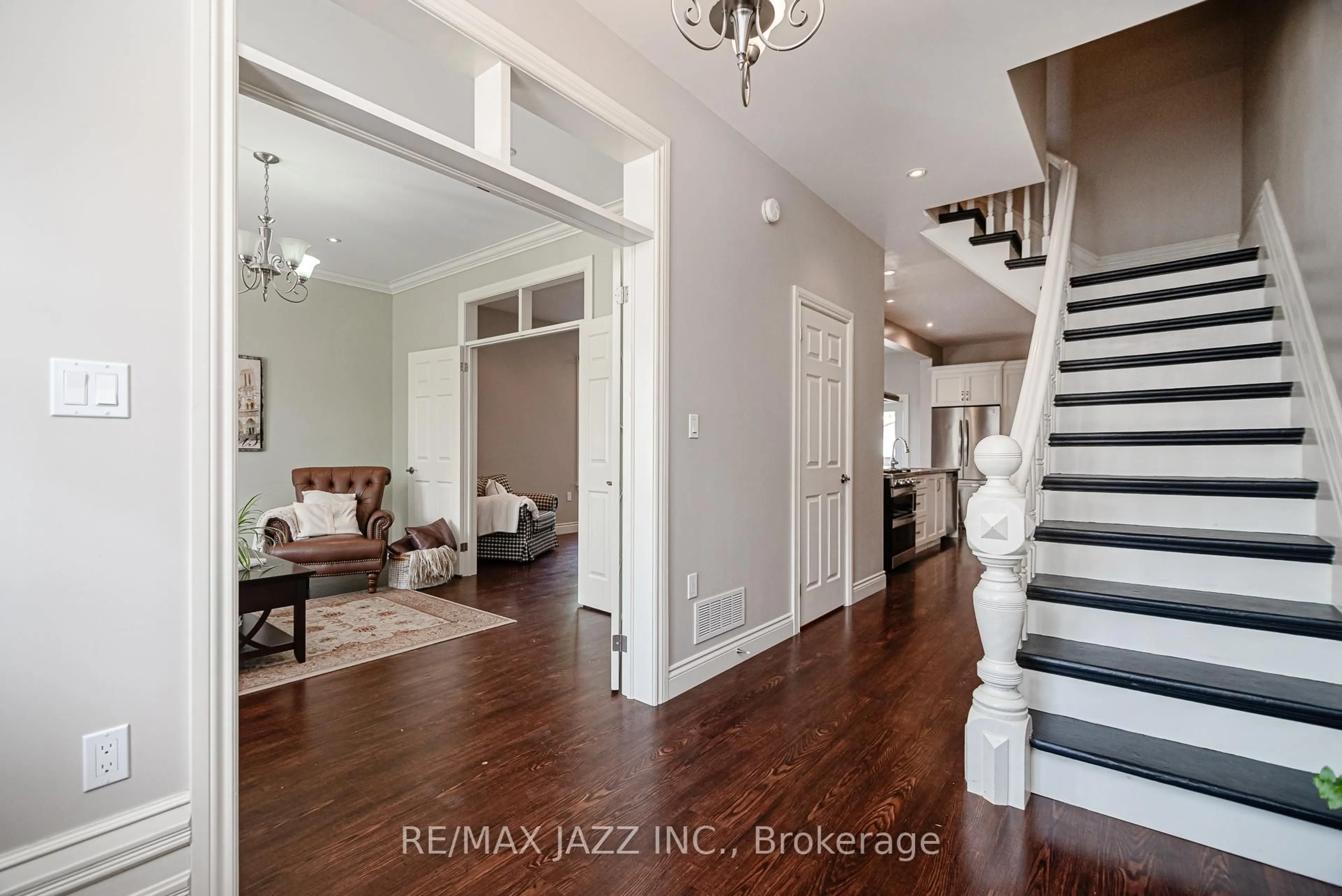 Indoor entryway for 28 Emily St, Clarington Ontario L1B 1H3