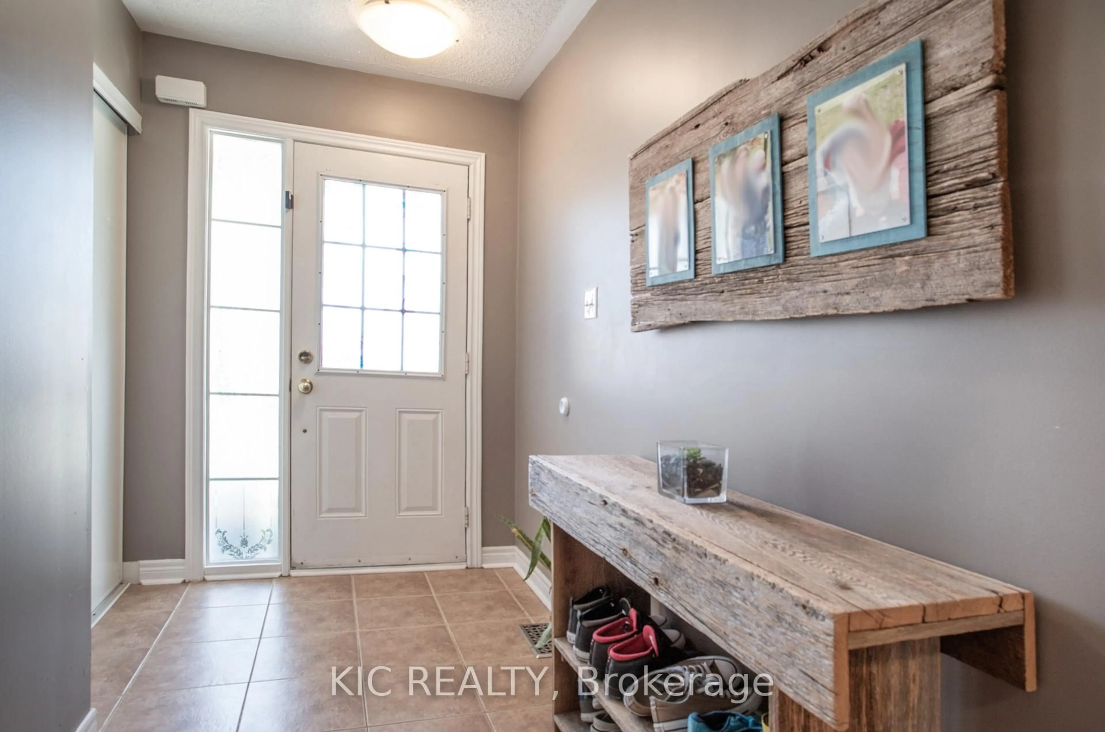 Indoor entryway for 12 Bannister St, Clarington Ontario L1C 5L6