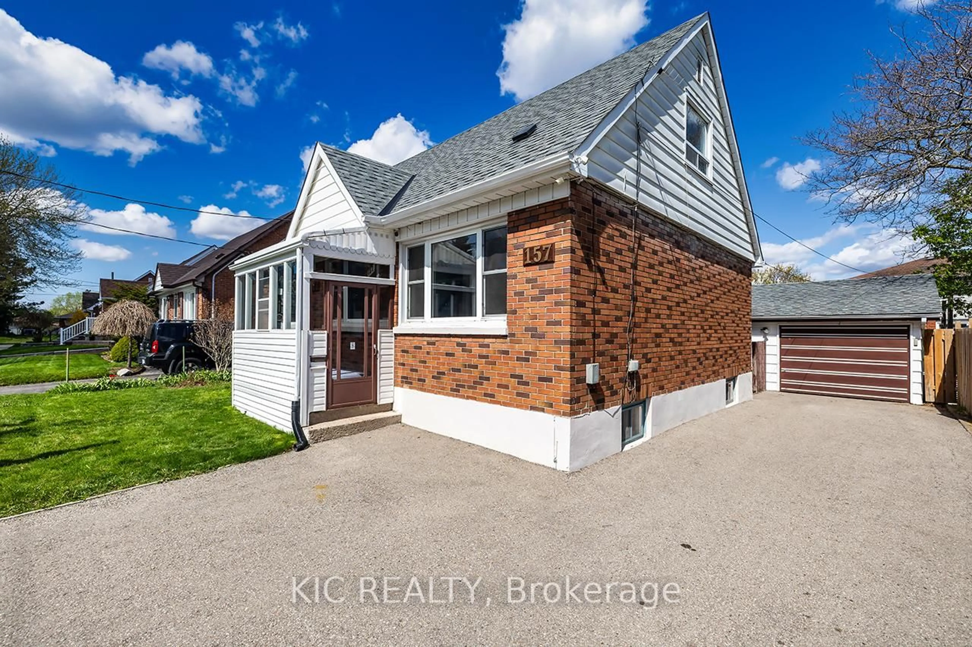A pic from outside/outdoor area/front of a property/back of a property/a pic from drone, street for 157 Warren Ave, Oshawa Ontario L1J 4G5