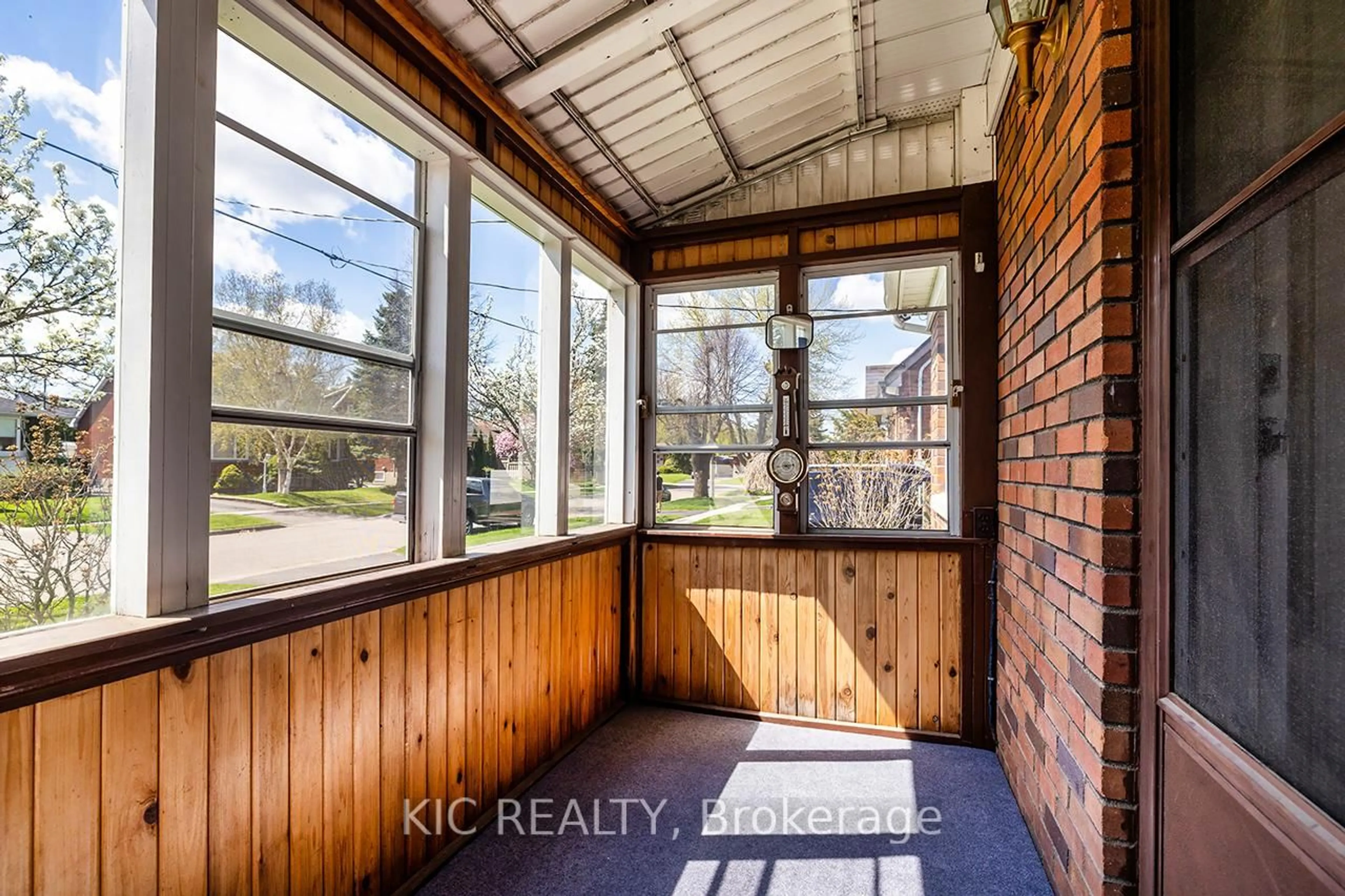 Indoor entryway for 157 Warren Ave, Oshawa Ontario L1J 4G5
