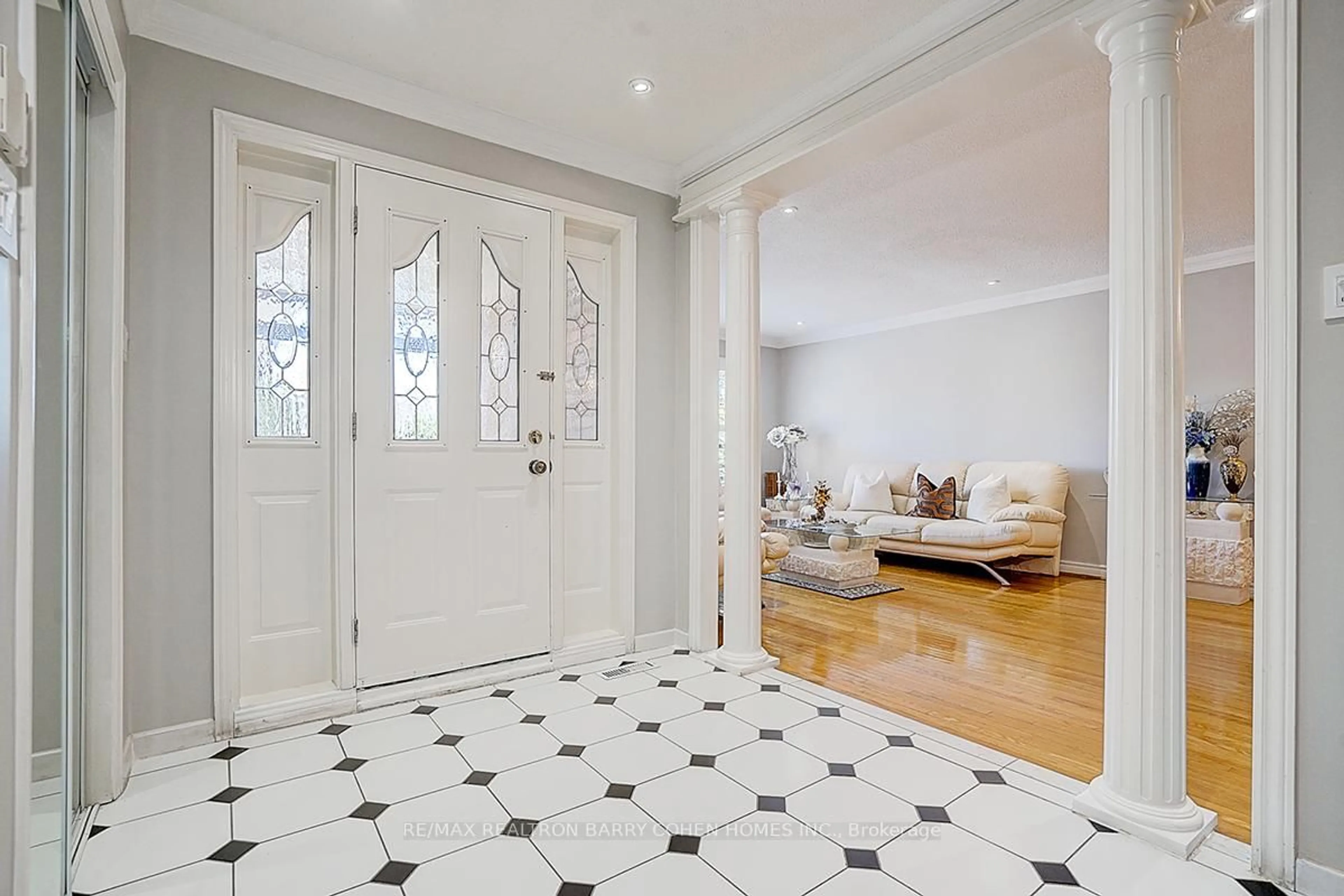 Indoor entryway for 112 Agincourt Dr, Toronto Ontario M1S 1M6