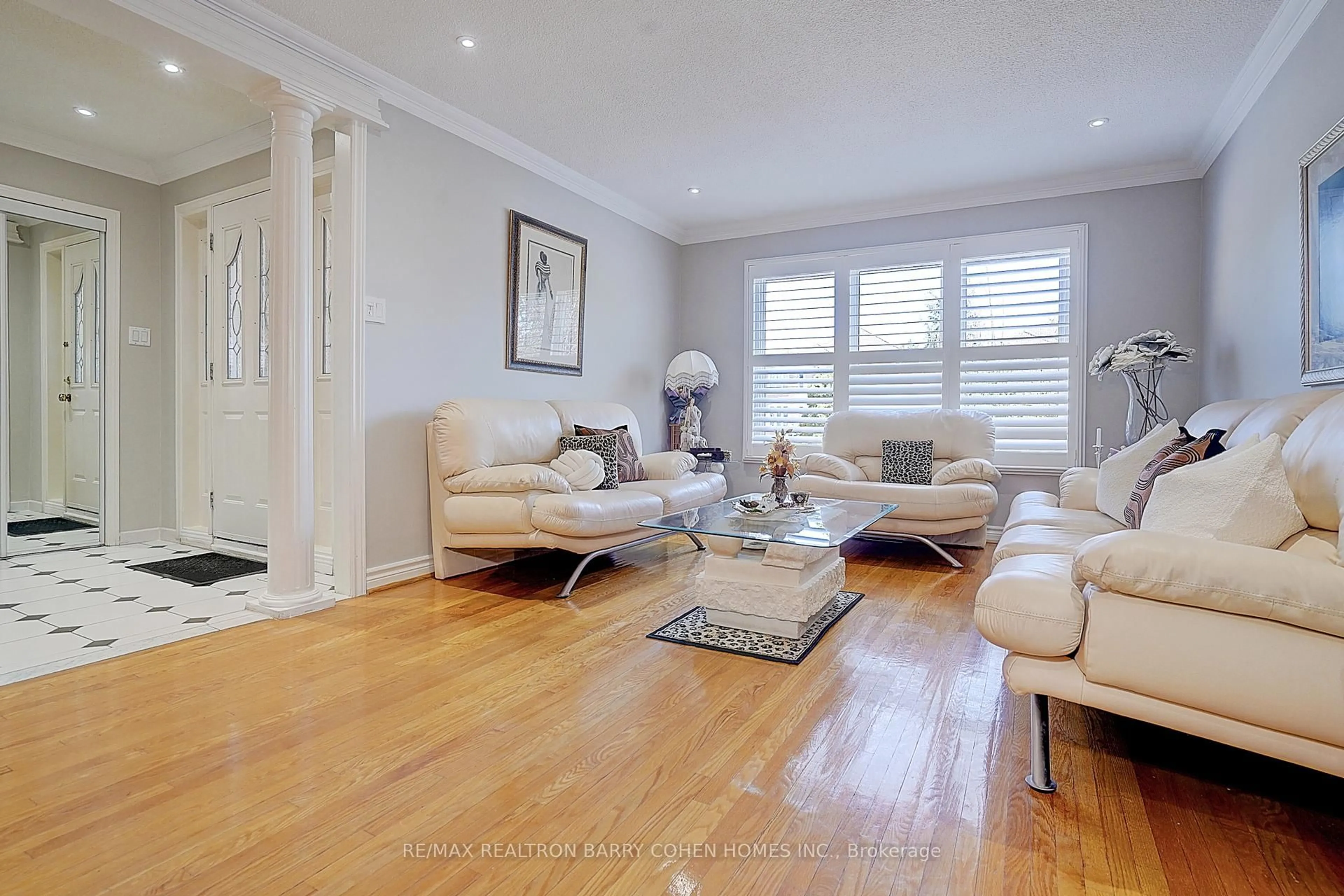 Living room with furniture, wood/laminate floor for 112 Agincourt Dr, Toronto Ontario M1S 1M6
