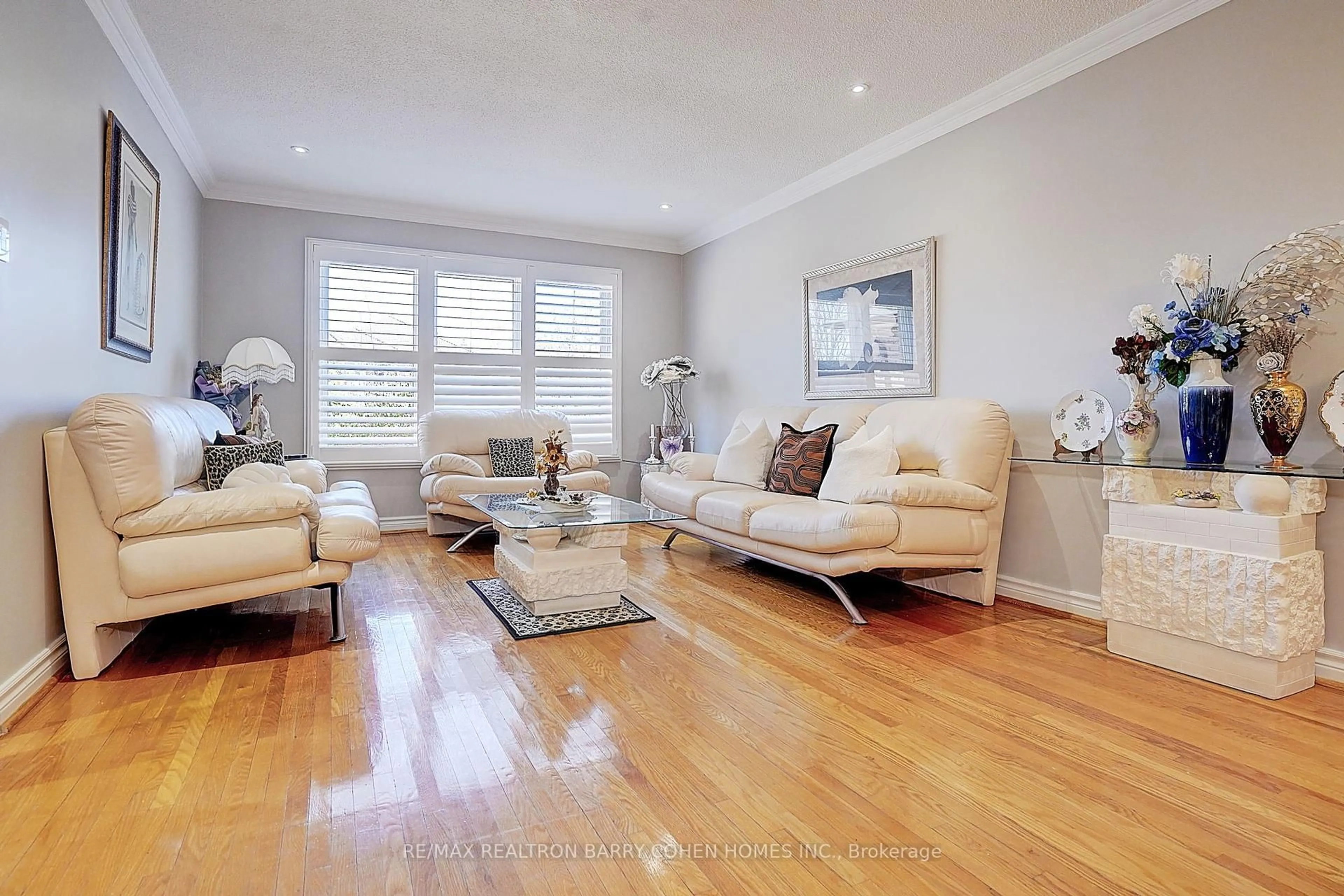 Living room with furniture, wood/laminate floor for 112 Agincourt Dr, Toronto Ontario M1S 1M6