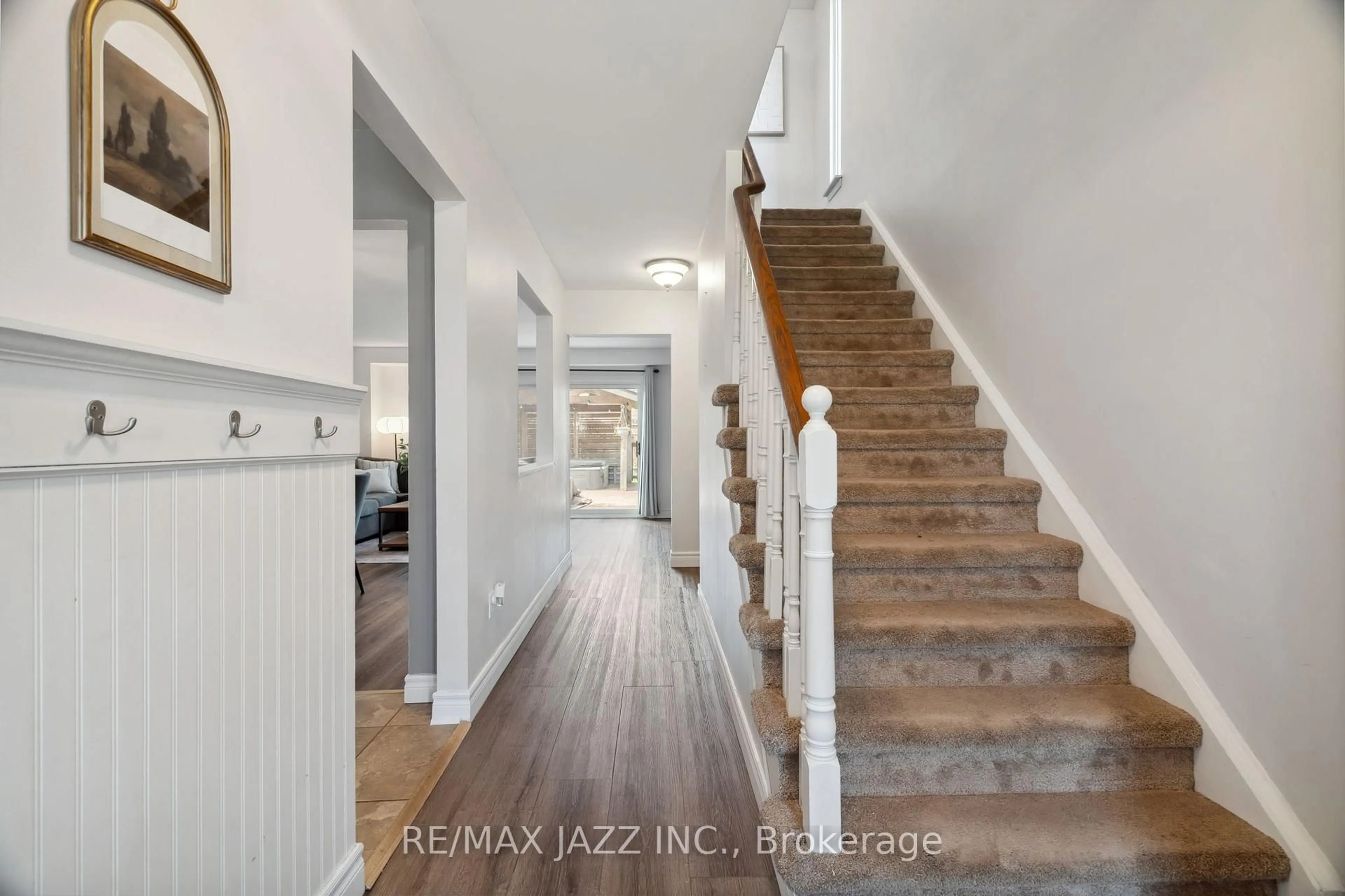 Indoor entryway for 750 Hillcroft St, Oshawa Ontario L1G 7H6
