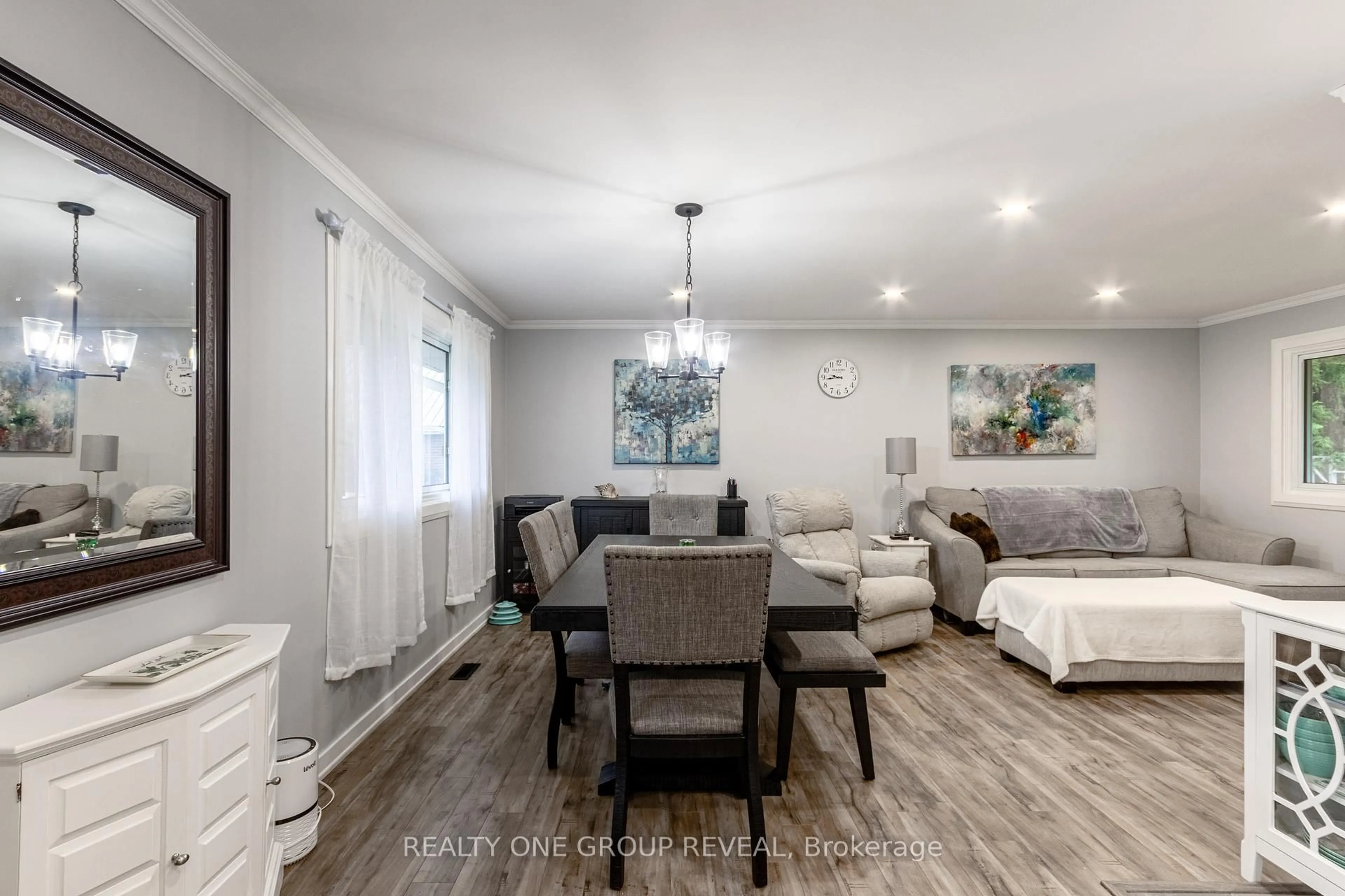 Living room with furniture, wood/laminate floor for 12 Brook St, Scugog Ontario L9L 1B5