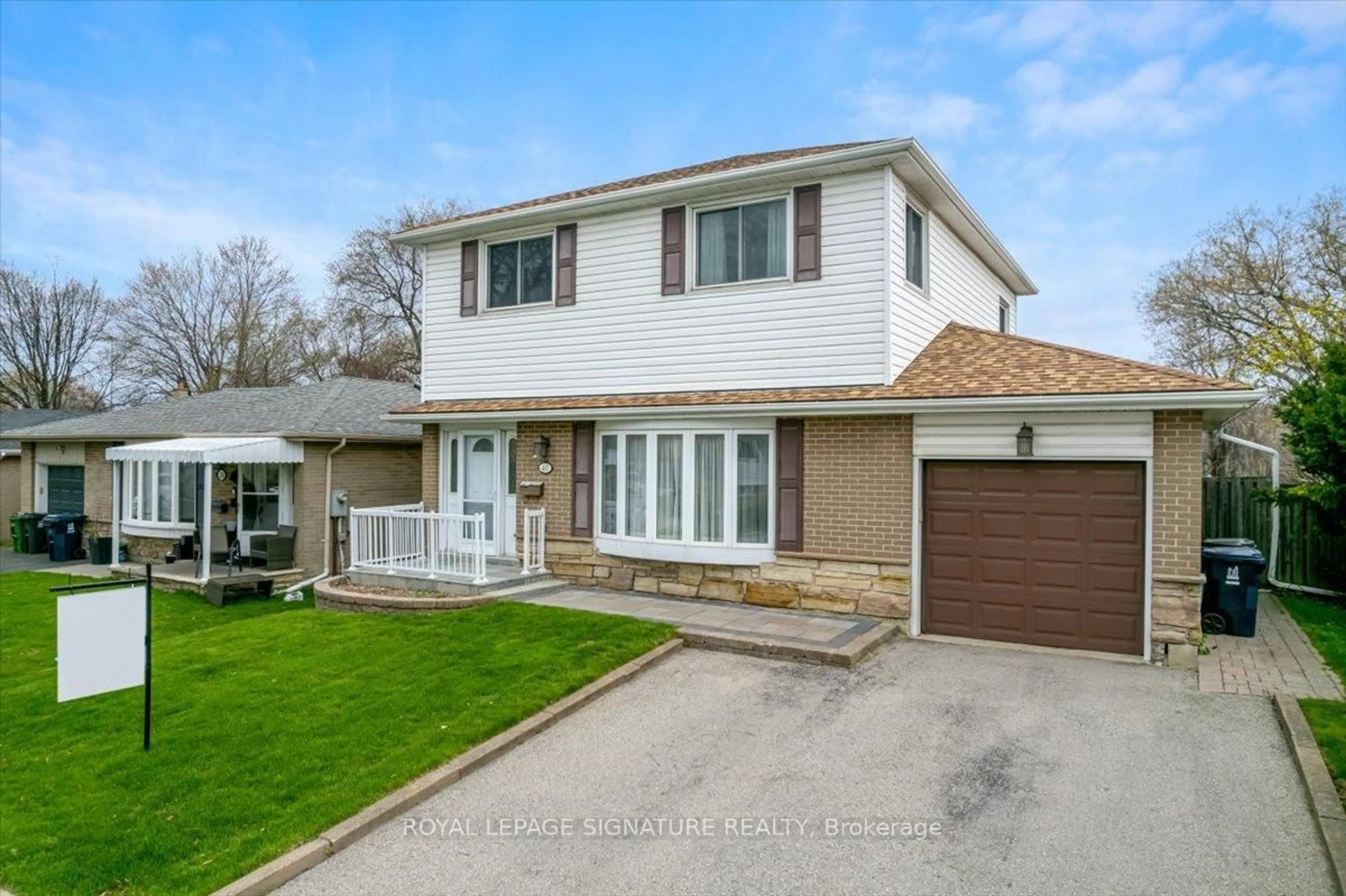 Home with vinyl exterior material, street for 40 Tweedrock Cres, Toronto Ontario M1E 4L5