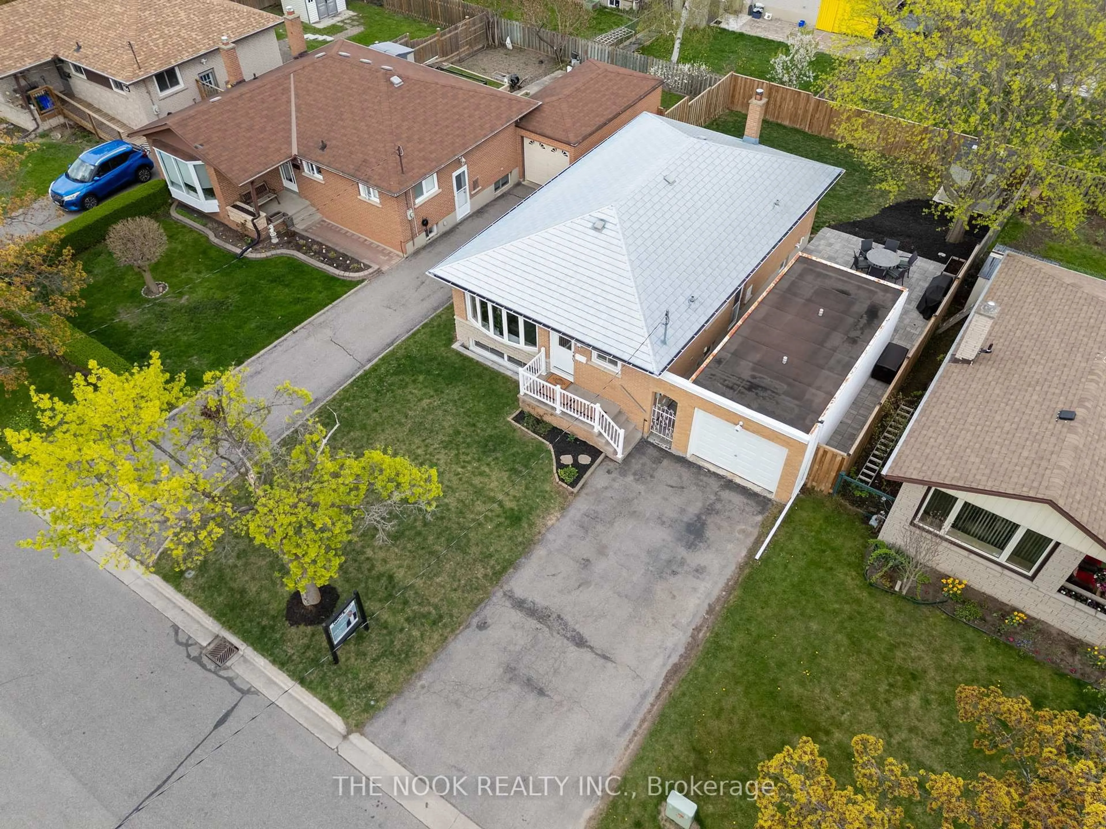 A pic from outside/outdoor area/front of a property/back of a property/a pic from drone, street for 73 Vancouver Crt, Oshawa Ontario L1J 5X3