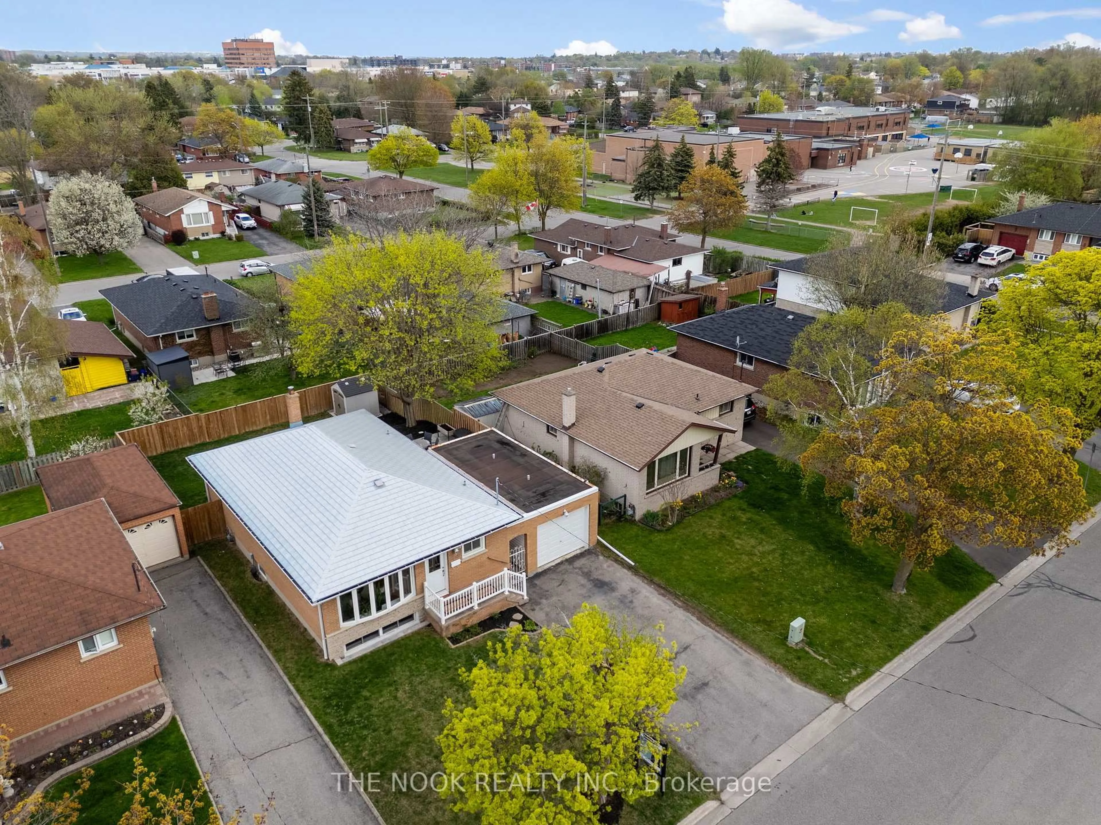 A pic from outside/outdoor area/front of a property/back of a property/a pic from drone, street for 73 Vancouver Crt, Oshawa Ontario L1J 5X3