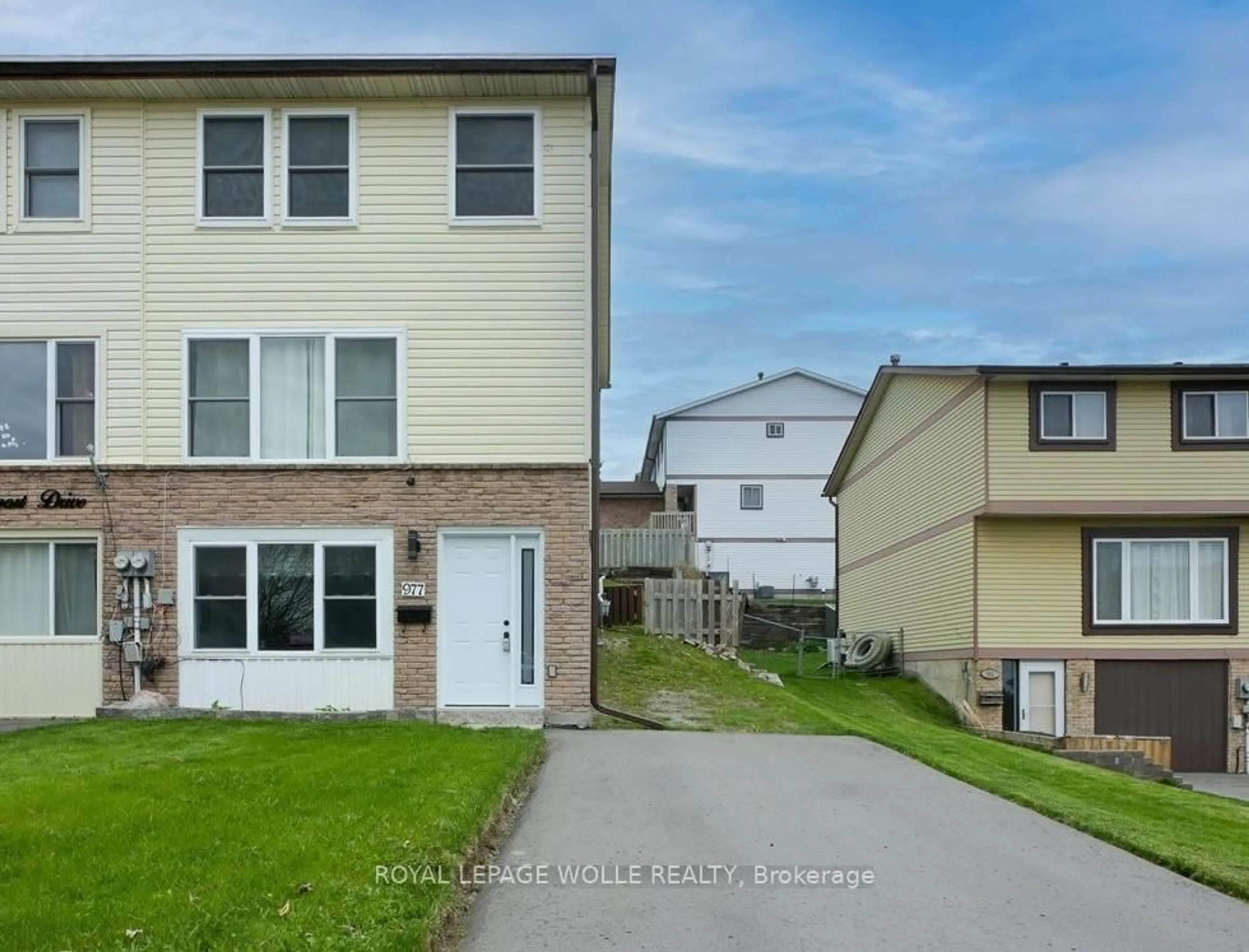 Unknown for 977 Southport Dr, Oshawa Ontario L1H 8A2