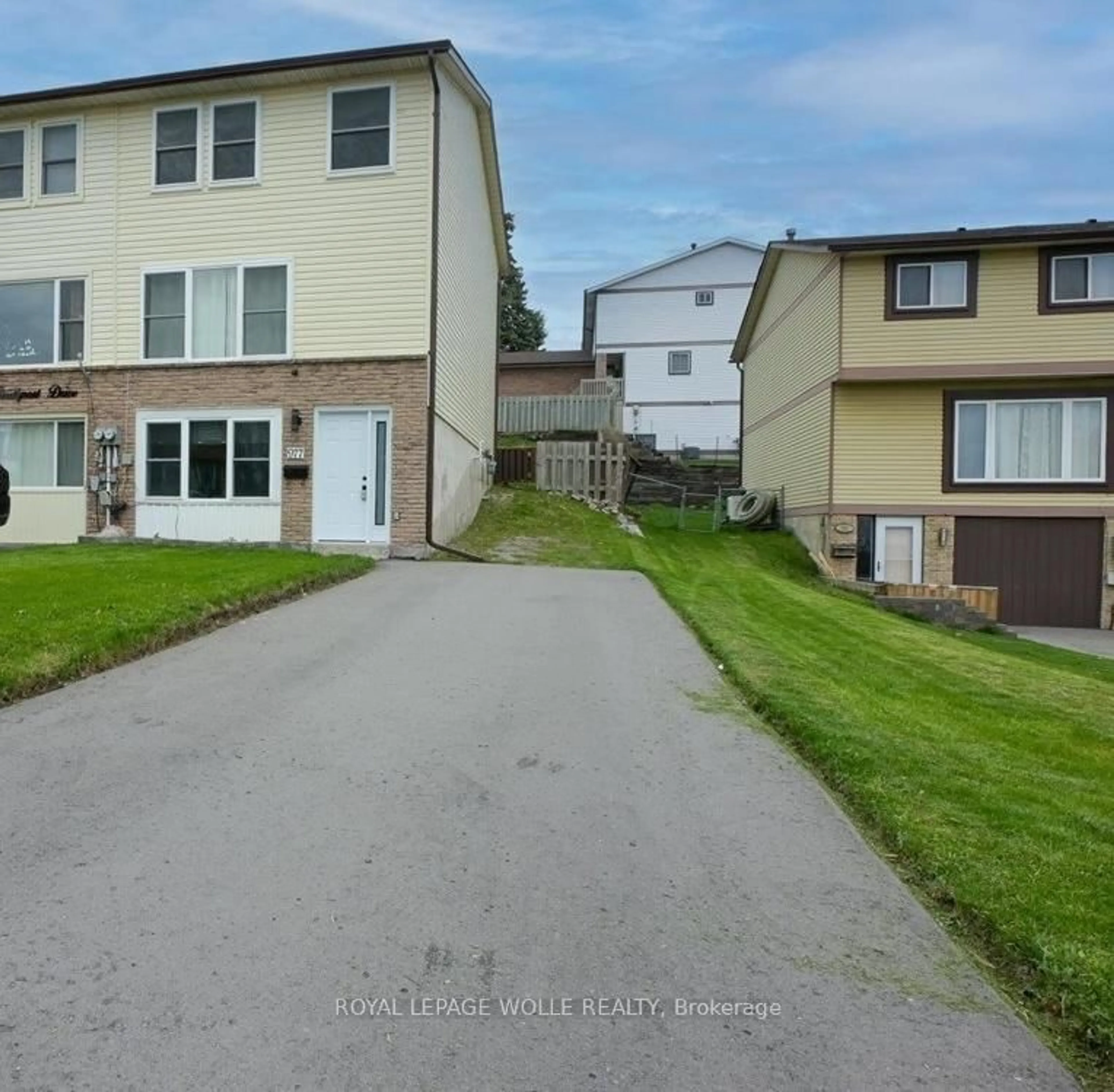 A pic from outside/outdoor area/front of a property/back of a property/a pic from drone, street for 977 Southport Dr, Oshawa Ontario L1H 8A2