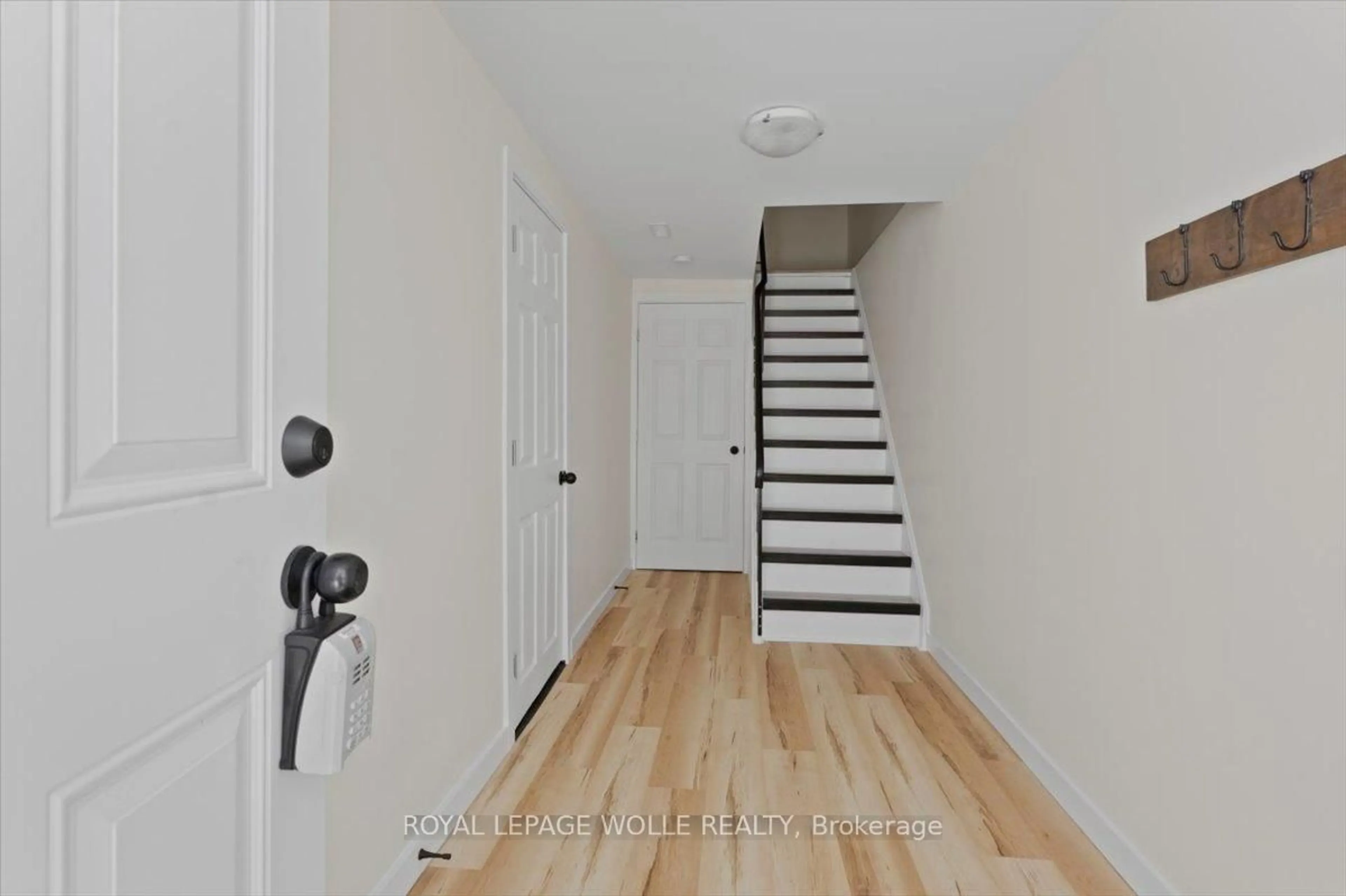 Indoor entryway for 977 Southport Dr, Oshawa Ontario L1H 8A2