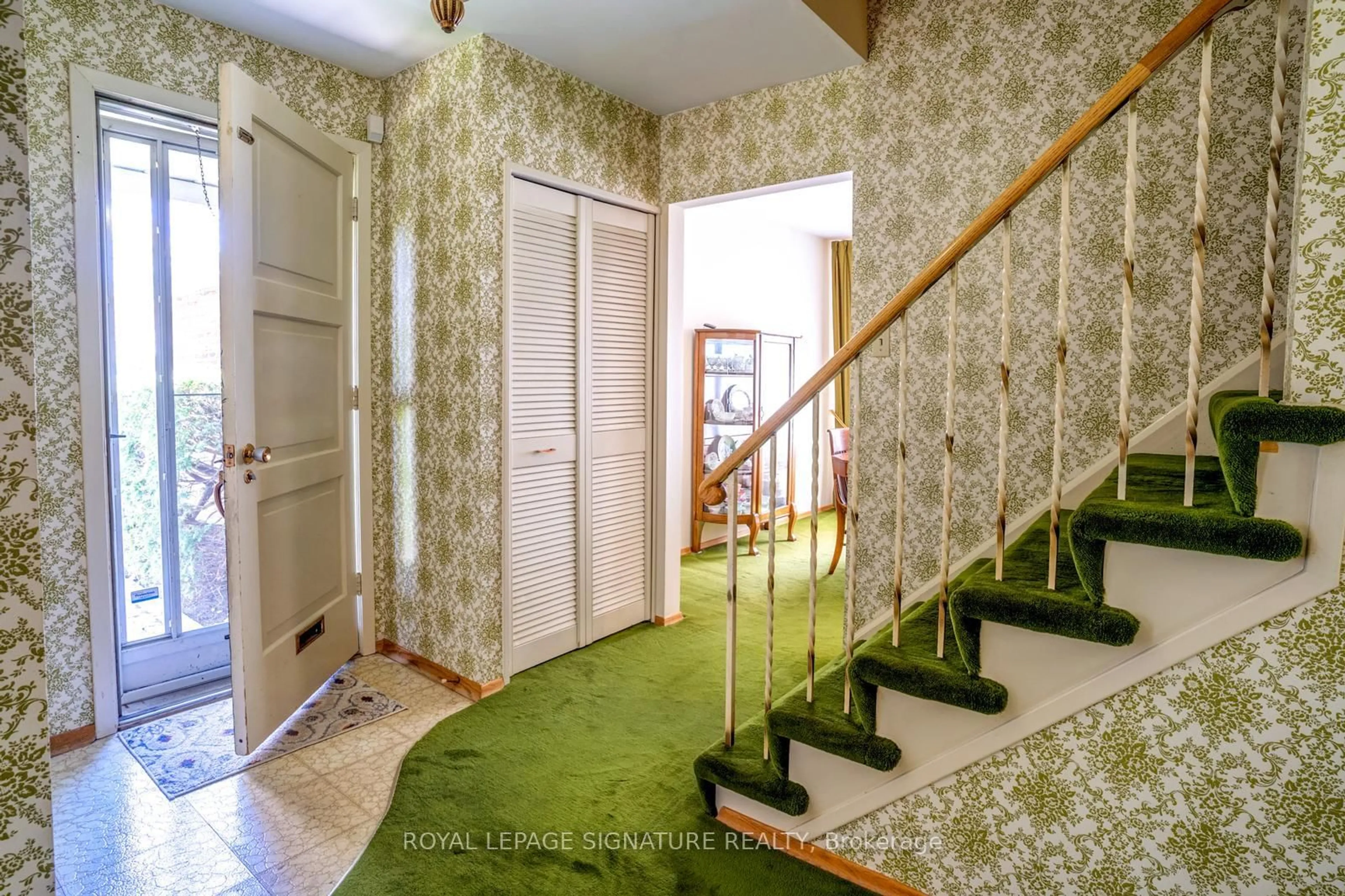 Indoor foyer for 22 Dalbret Cres, Toronto Ontario M1T 2X3