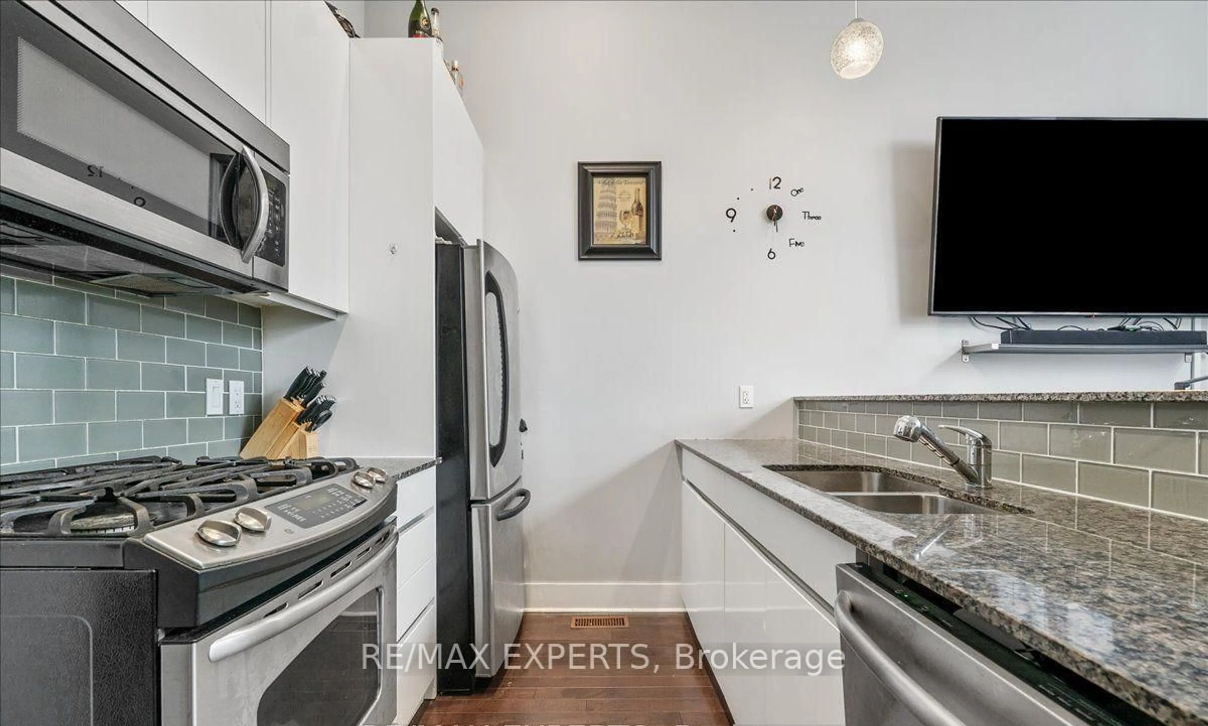 Unknown for 323 Kingston Rd #101, Toronto Ontario M4L 1T8