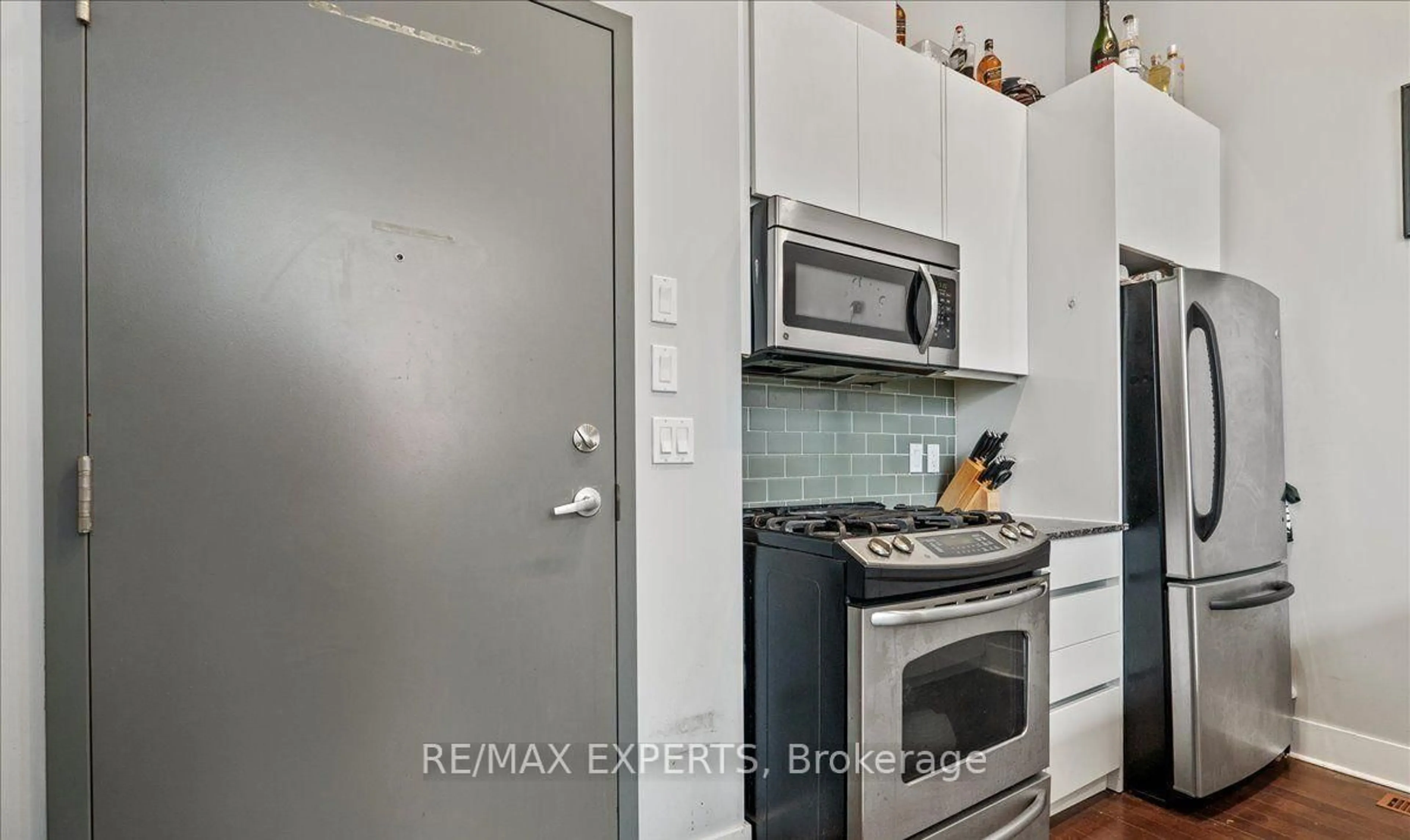 Standard kitchen, ceramic/tile floor for 323 Kingston Rd #101, Toronto Ontario M4L 1T8