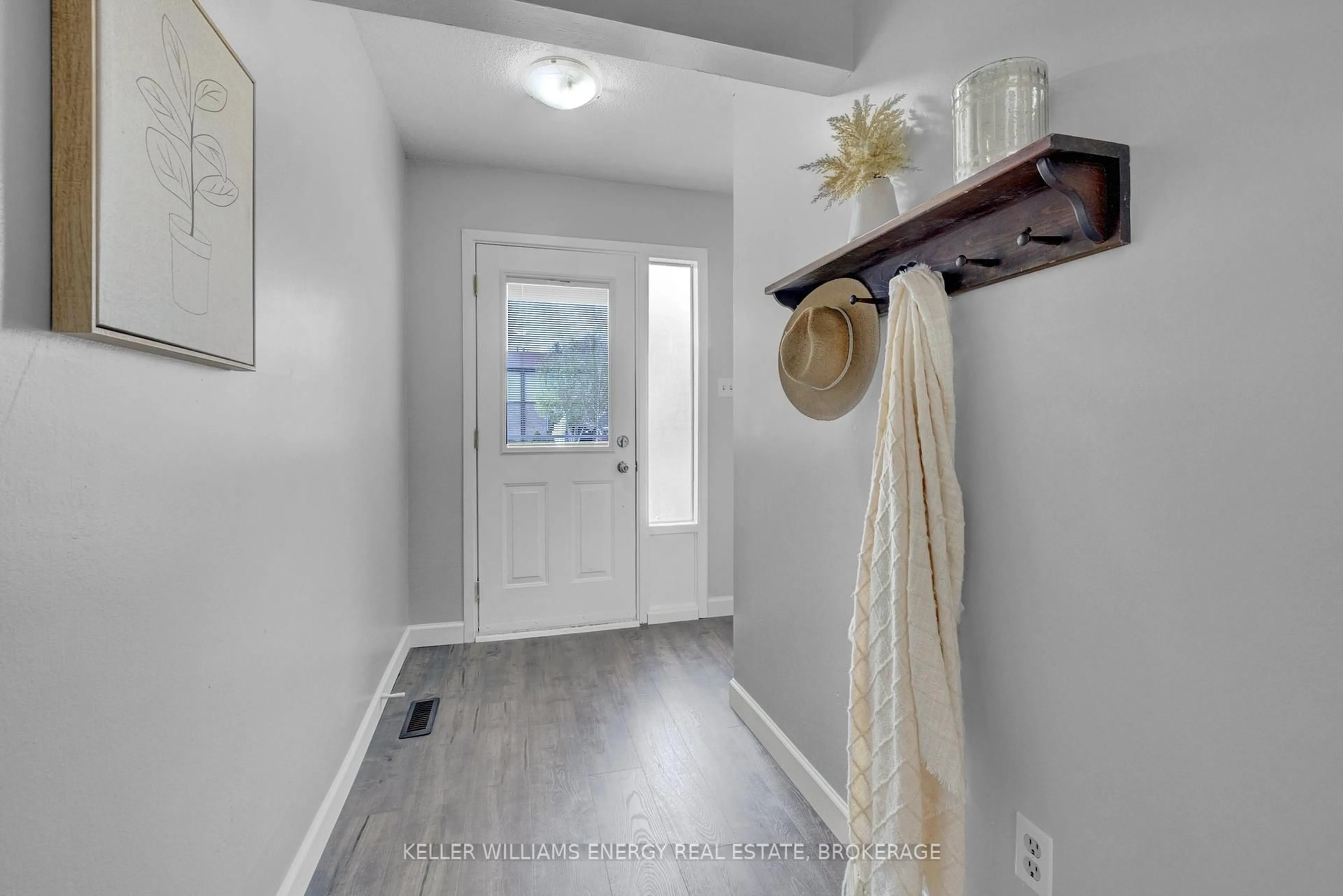 Indoor entryway for 54 Alonna St, Clarington Ontario L1C 3P8