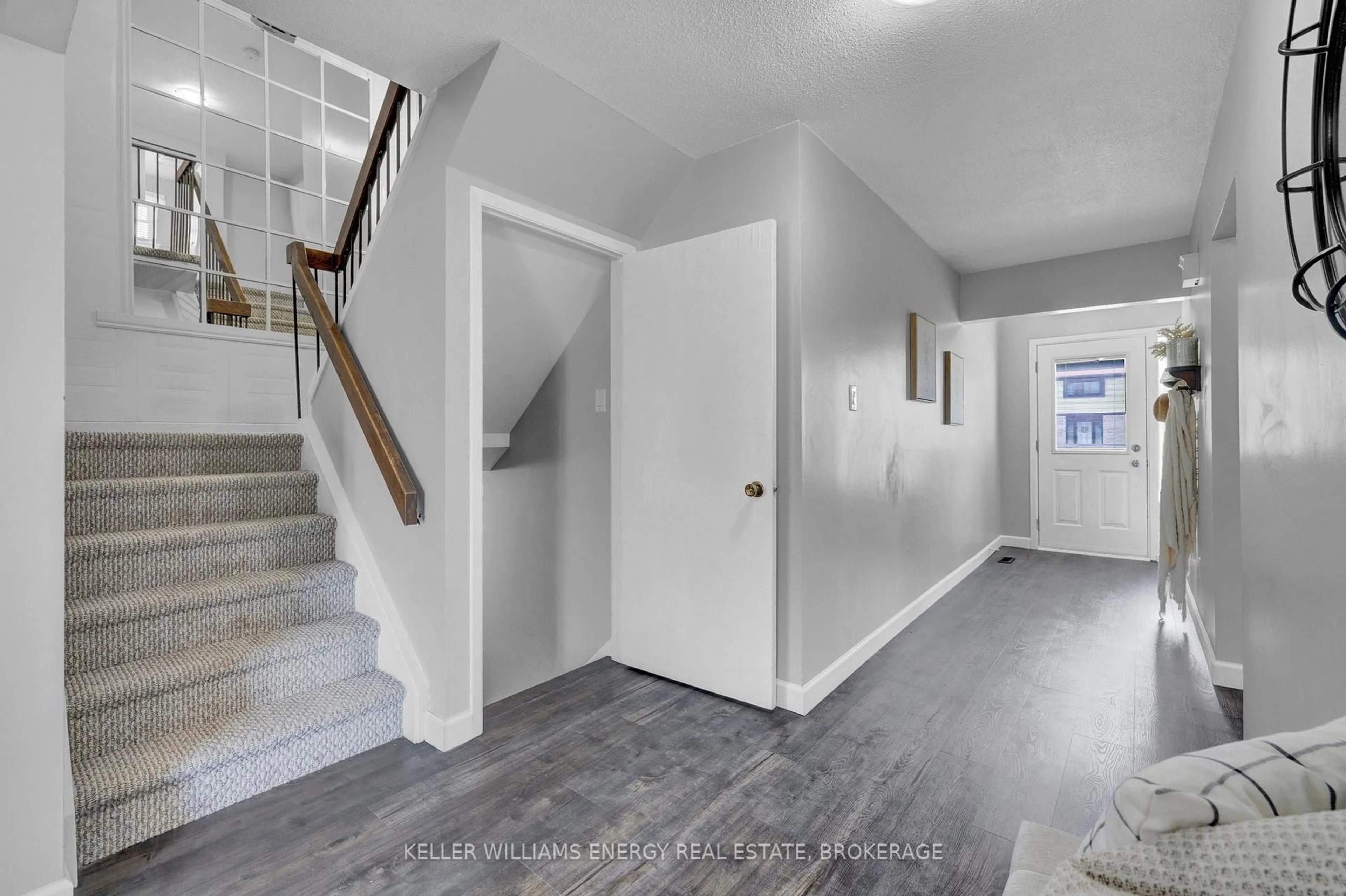 Indoor entryway for 54 Alonna St, Clarington Ontario L1C 3P8