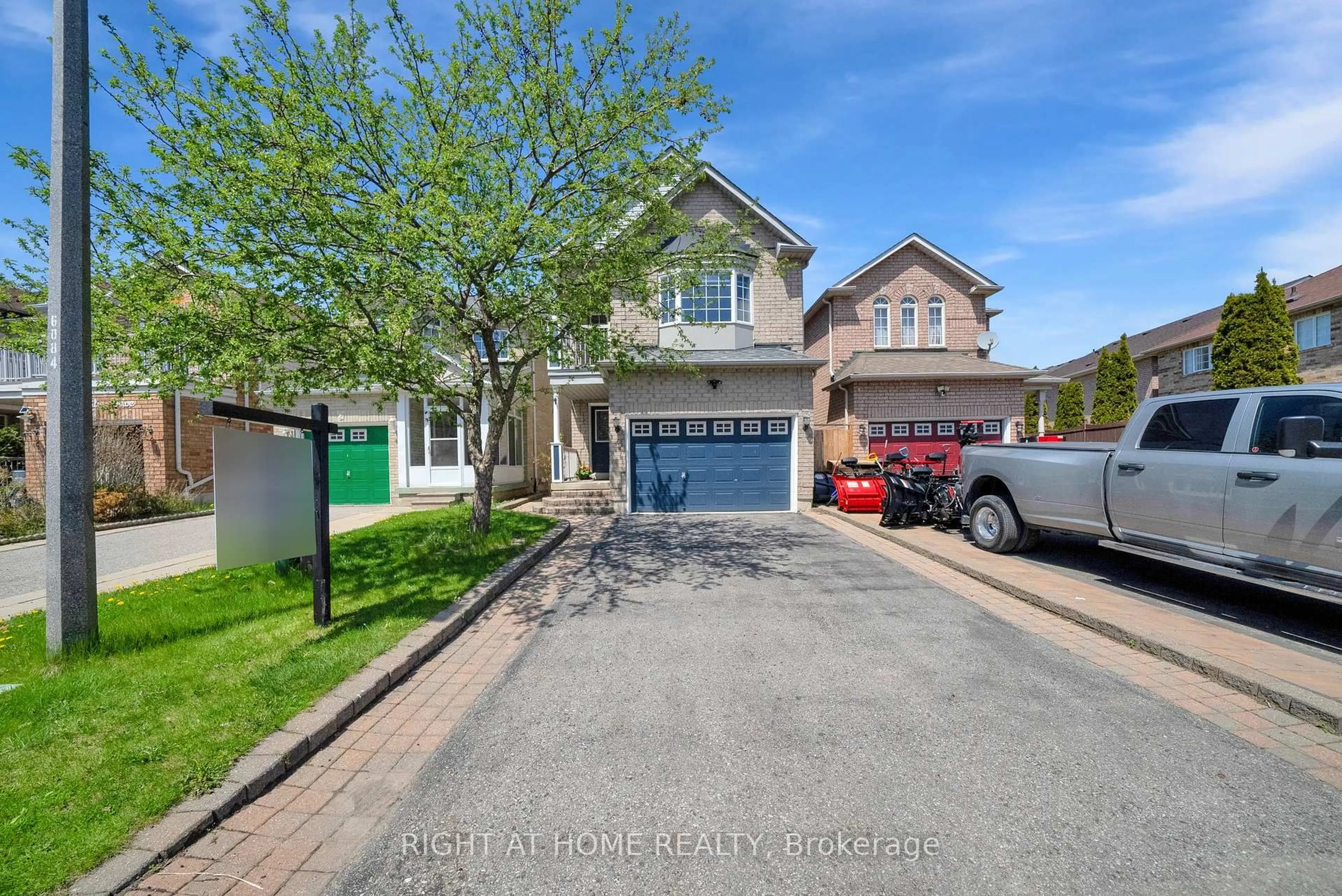 A pic from outside/outdoor area/front of a property/back of a property/a pic from drone, street for 6 Beadle Dr, Ajax Ontario L1S 7N9