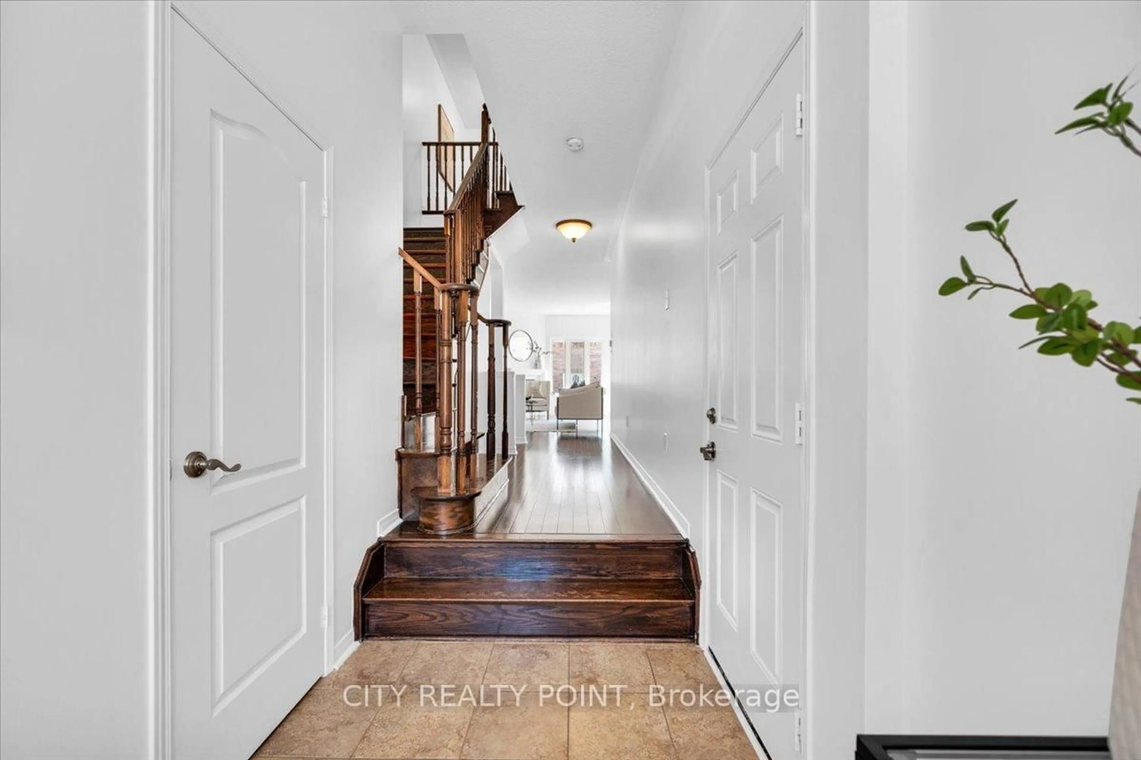 Indoor entryway for 10 Edhouse Ave, Toronto Ontario M1L 0G1