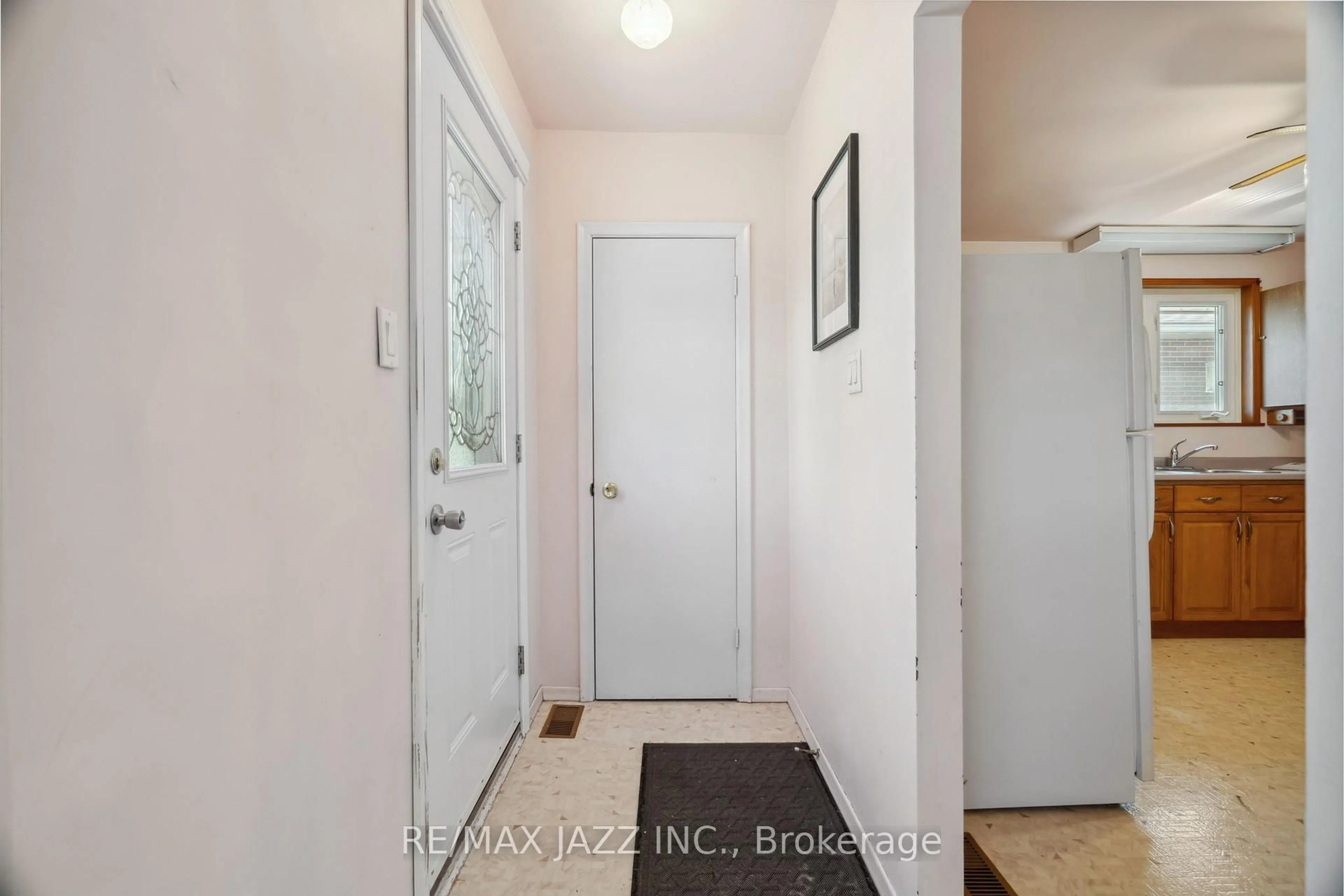 Indoor entryway for 368 Wolfe St, Oshawa Ontario L1H 3V1